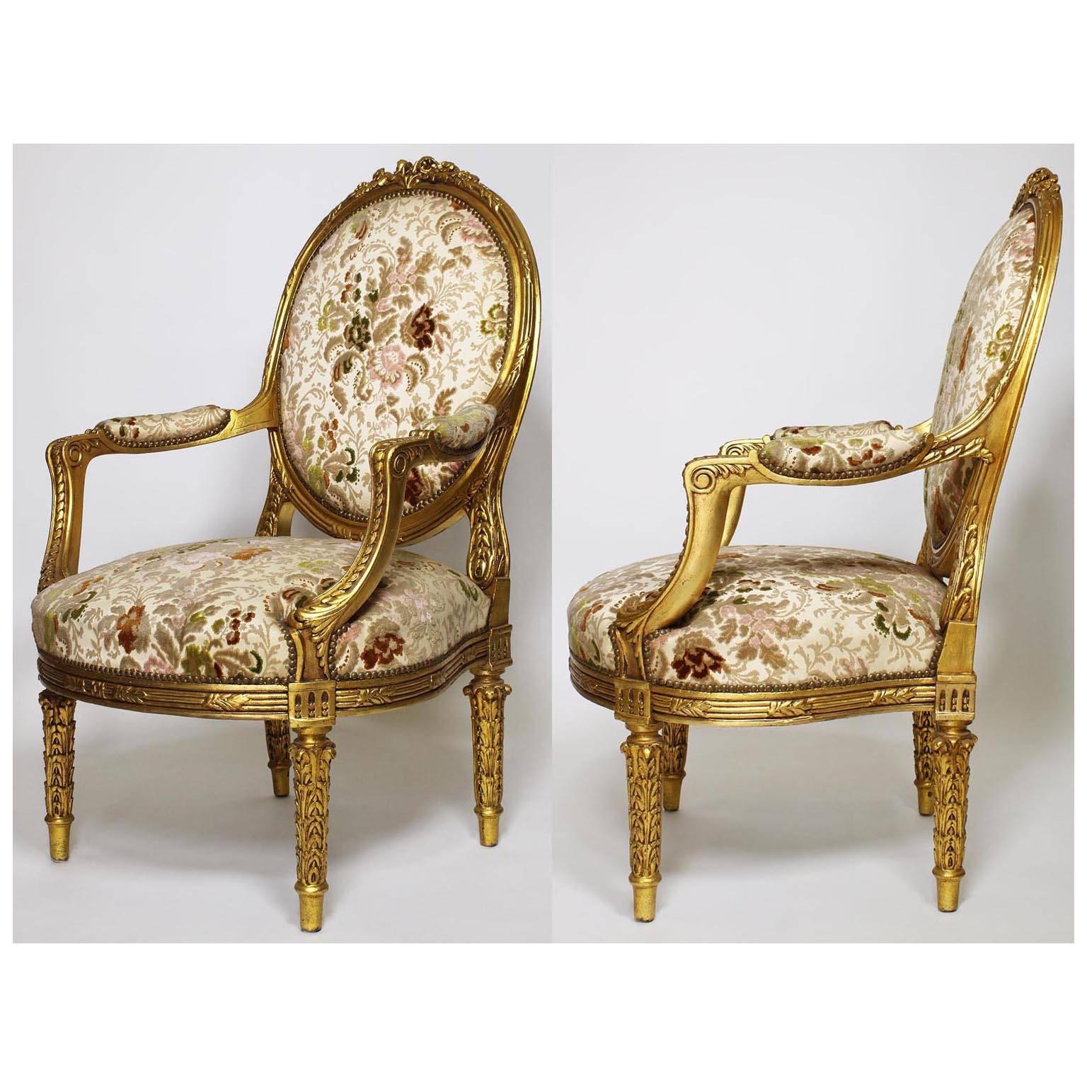 Französisch 19-20. Jahrhundert Louis XV Stil Giltwood geschnitzt Fünf-Piece Salon Suite (Damast) im Angebot