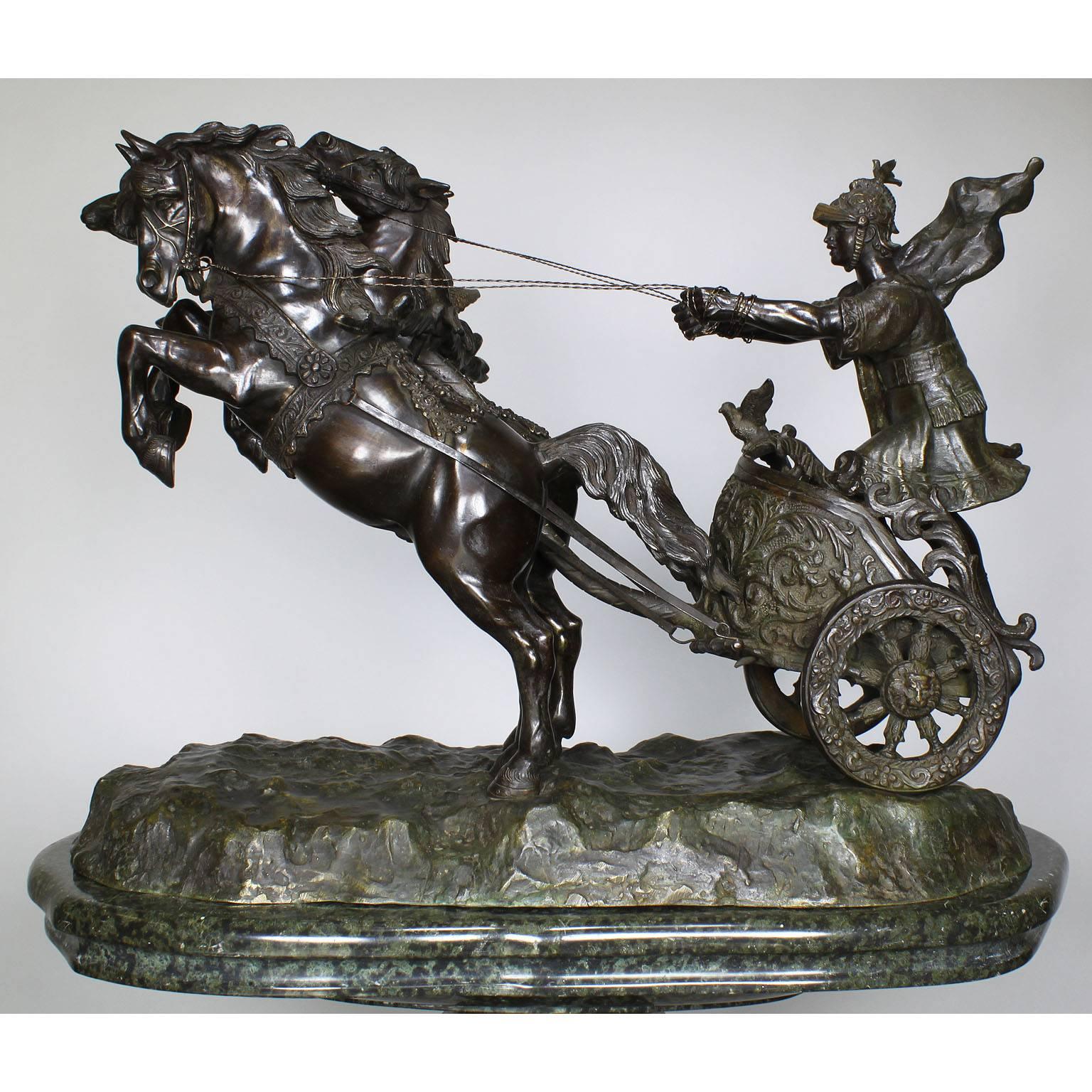 Eine schöne und große italienische Skulpturengruppe aus Bronze im griechisch-römischen Stil des 19. Jahrhunderts mit dunkler Patina, die einen zweispännigen römischen Streitwagen und einen Reiter darstellt und auf einem angepassten Sockel aus Verde