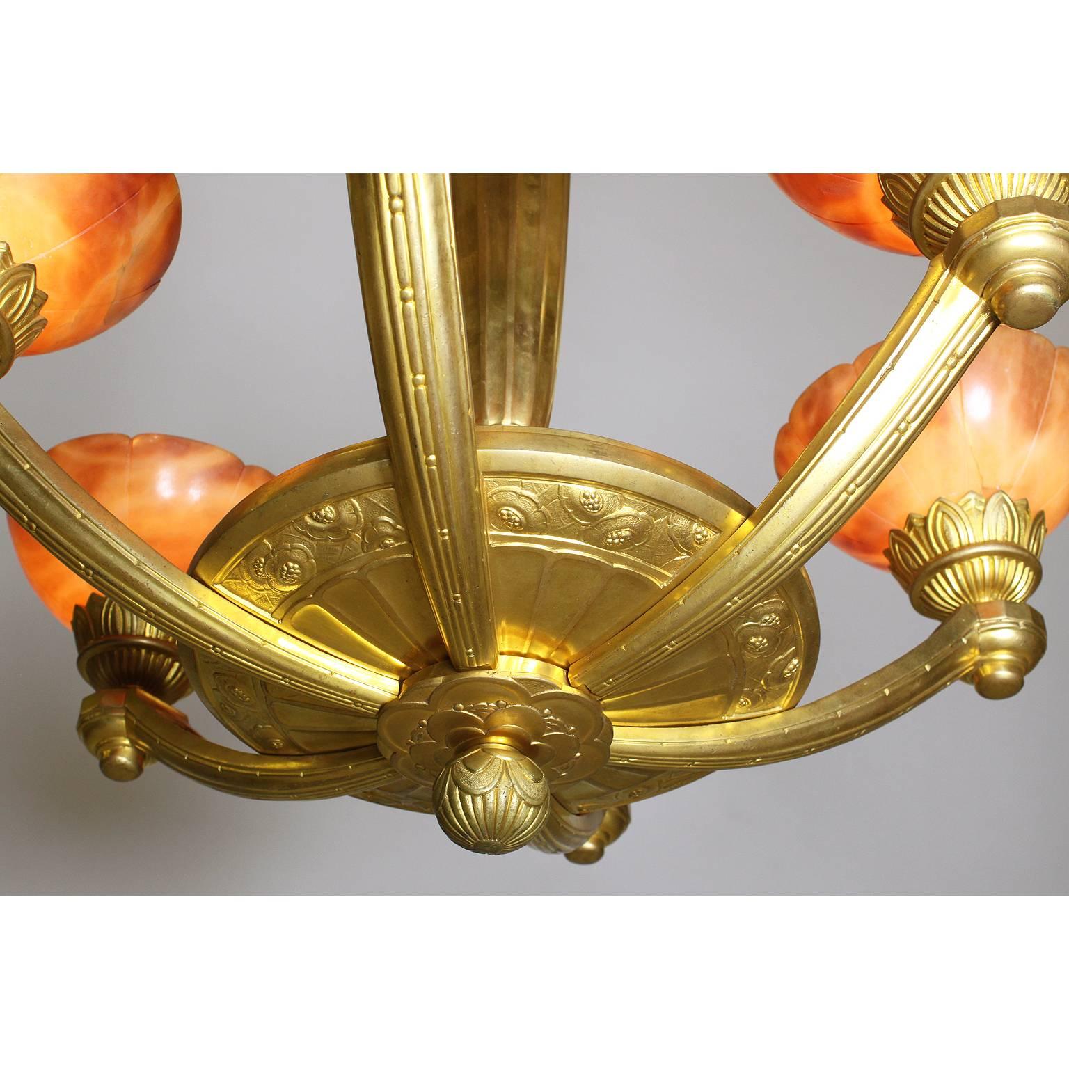 Seltener französischer Art-Deco-Kronleuchter aus vergoldeter Bronze und bernsteinfarbenem Alabaster mit sechs Lichtern (Französisch) im Angebot