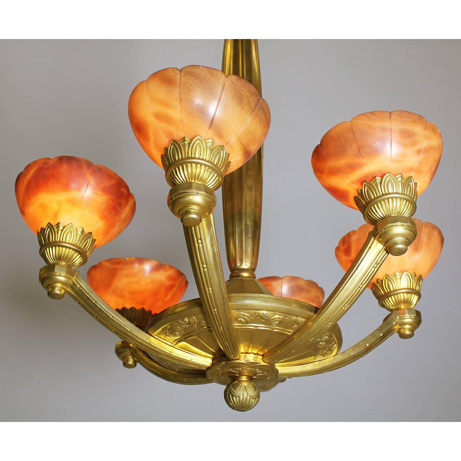 Seltener französischer Art-Deco-Kronleuchter aus vergoldeter Bronze und bernsteinfarbenem Alabaster mit sechs Lichtern (Art déco) im Angebot