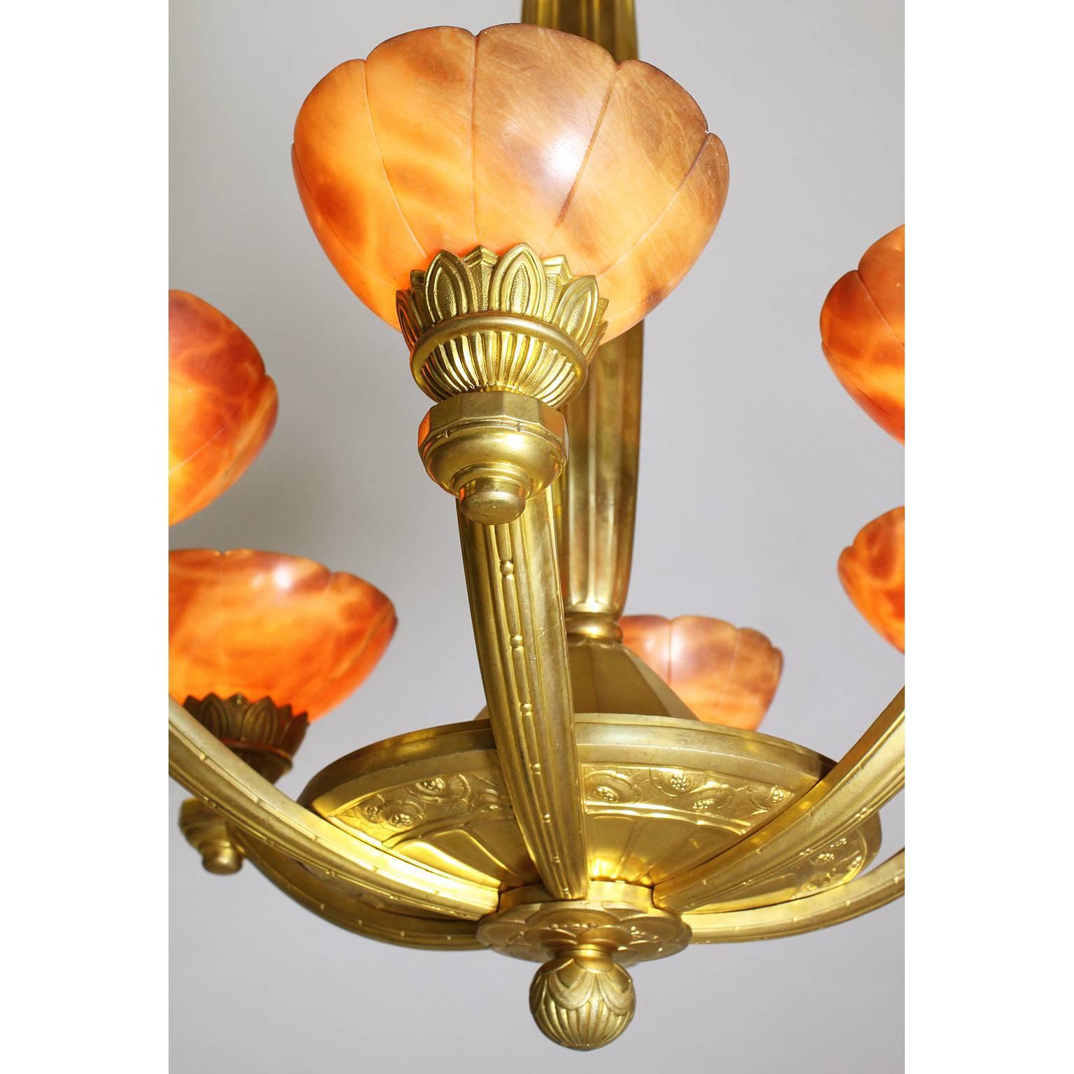 Seltener französischer Art-Deco-Kronleuchter aus vergoldeter Bronze und bernsteinfarbenem Alabaster mit sechs Lichtern (Geschnitzt) im Angebot