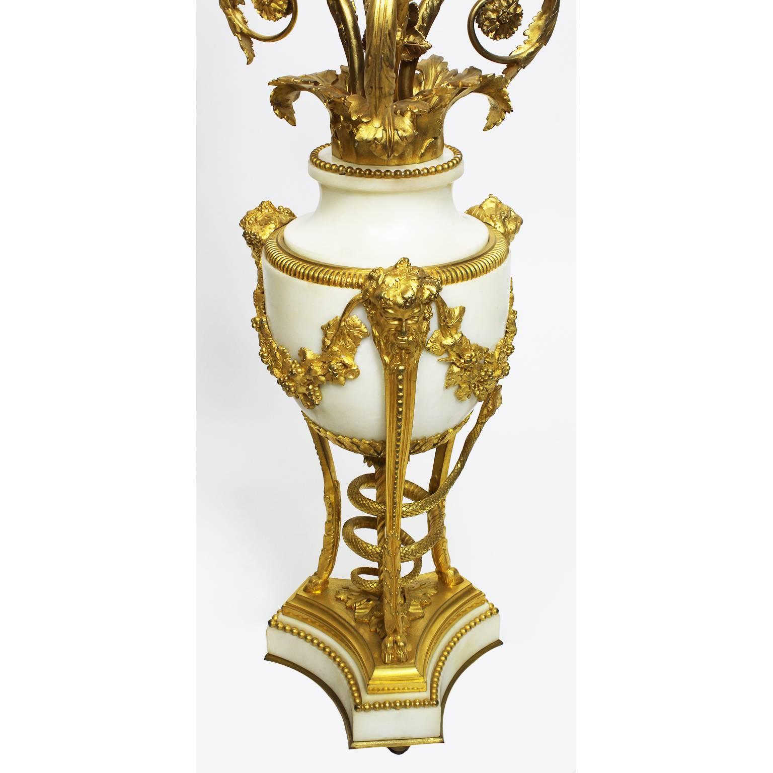 Français Paire de candélabres de style Louis XVI du 19ème siècle en bronze doré et marbre en vente