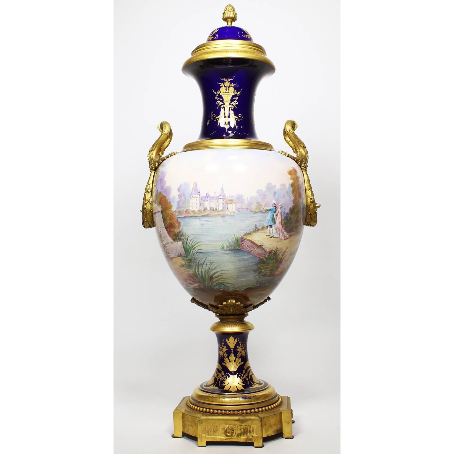 Porcelaine Urne en porcelaine et bronze doré de style Sévres Napoléon III du 19ème siècle en vente