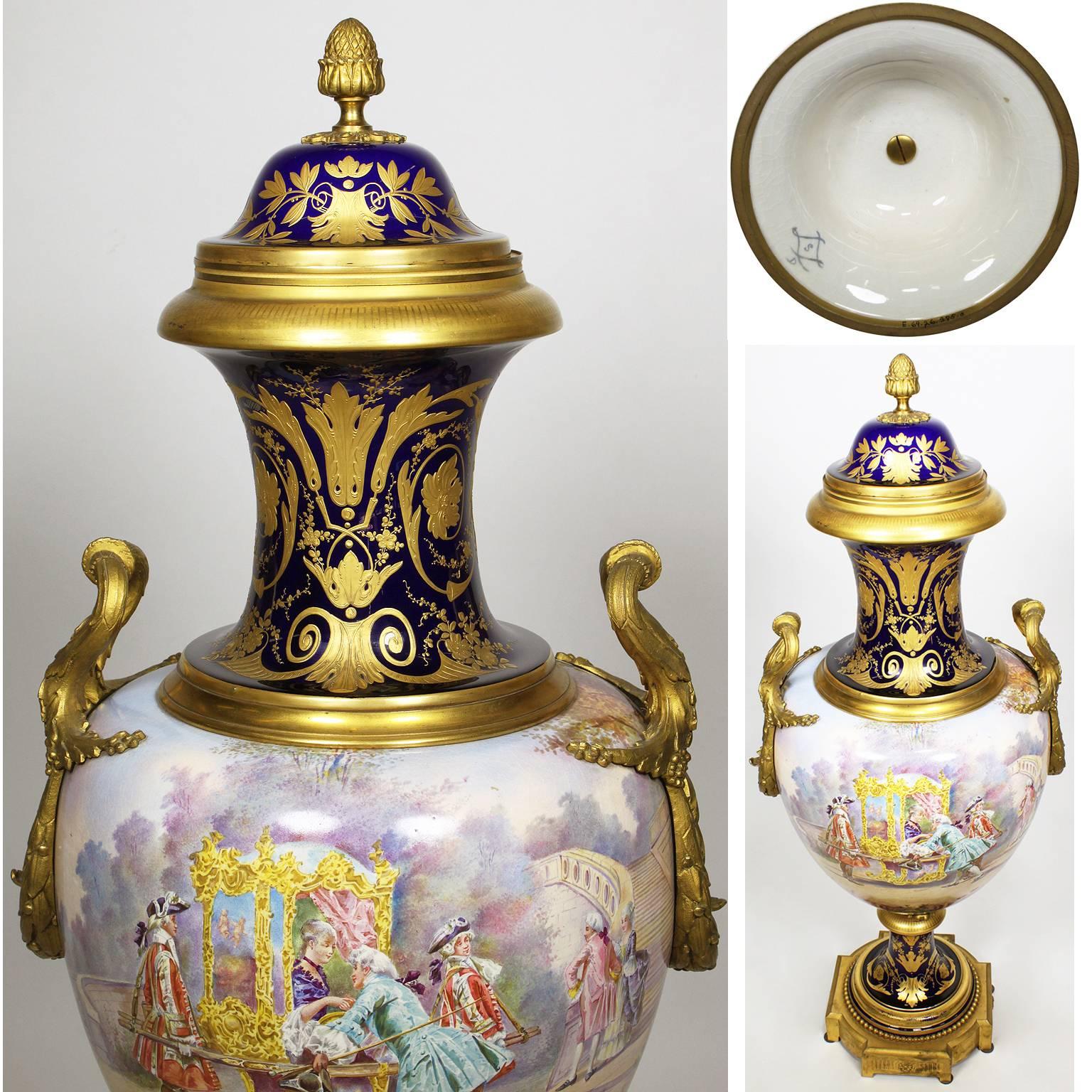 Urne en porcelaine et bronze doré de style Sévres Napoléon III du 19ème siècle en vente 2