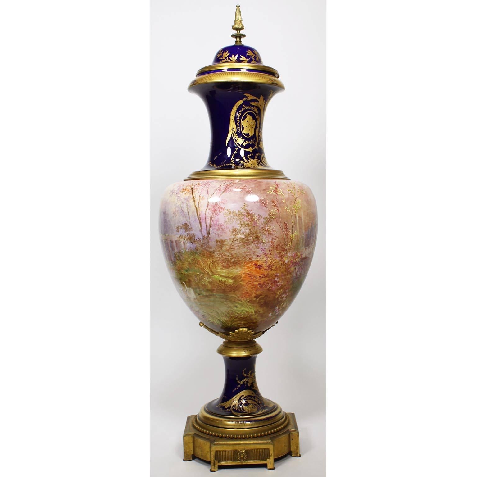 Urne en porcelaine française du 19ème siècle de style Napoléon III Svres signée Ch Fuchs en vente 1