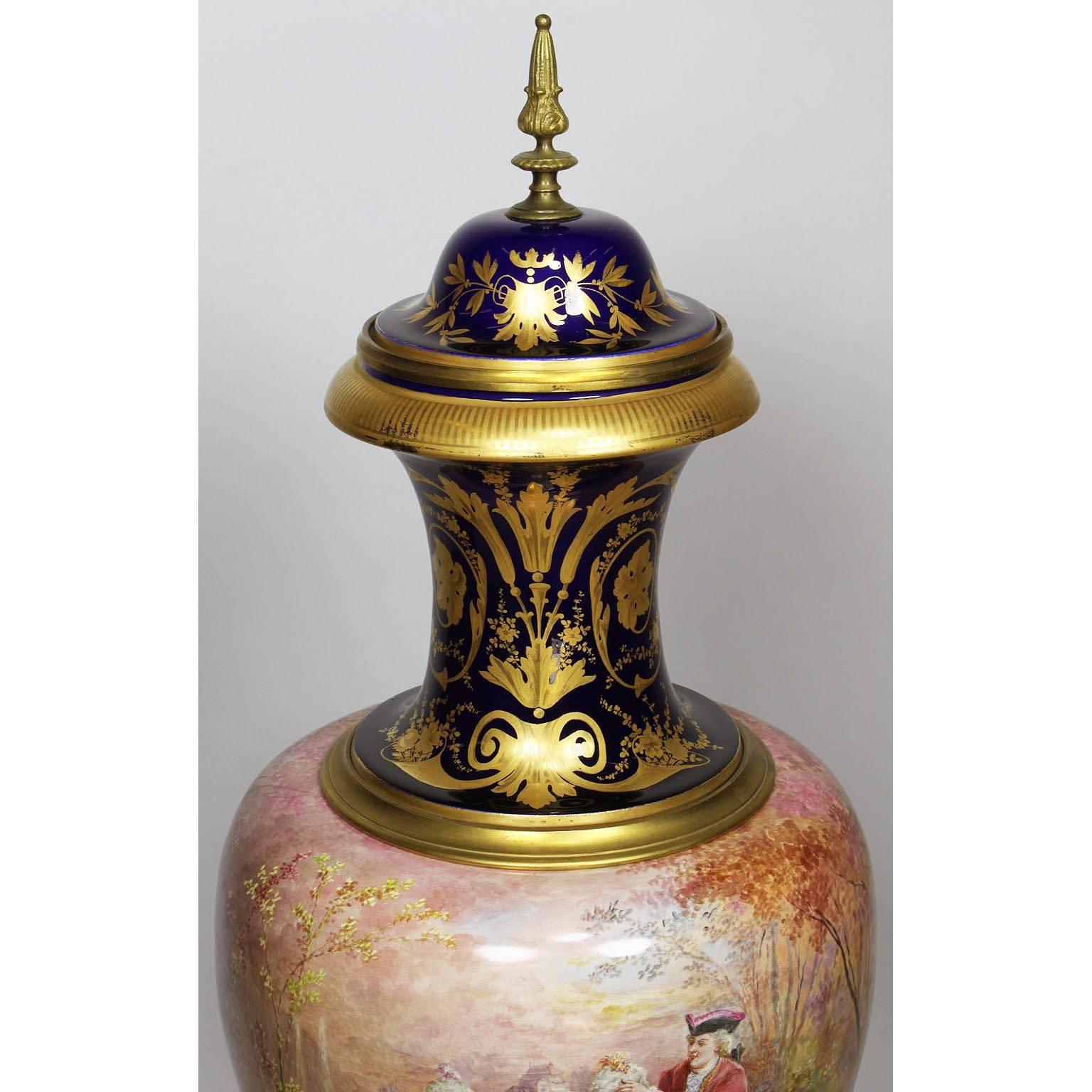 Doré Urne en porcelaine française du 19ème siècle de style Napoléon III Svres signée Ch Fuchs en vente