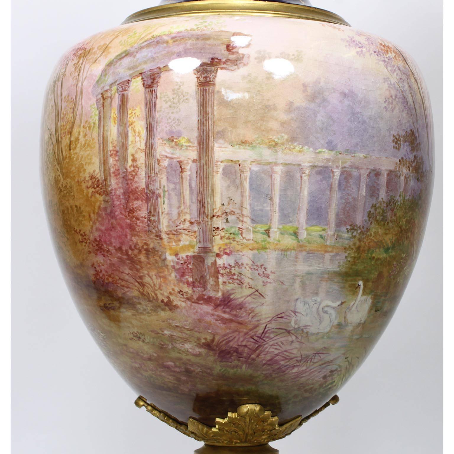 Porcelaine Urne en porcelaine française du 19ème siècle de style Napoléon III Svres signée Ch Fuchs en vente