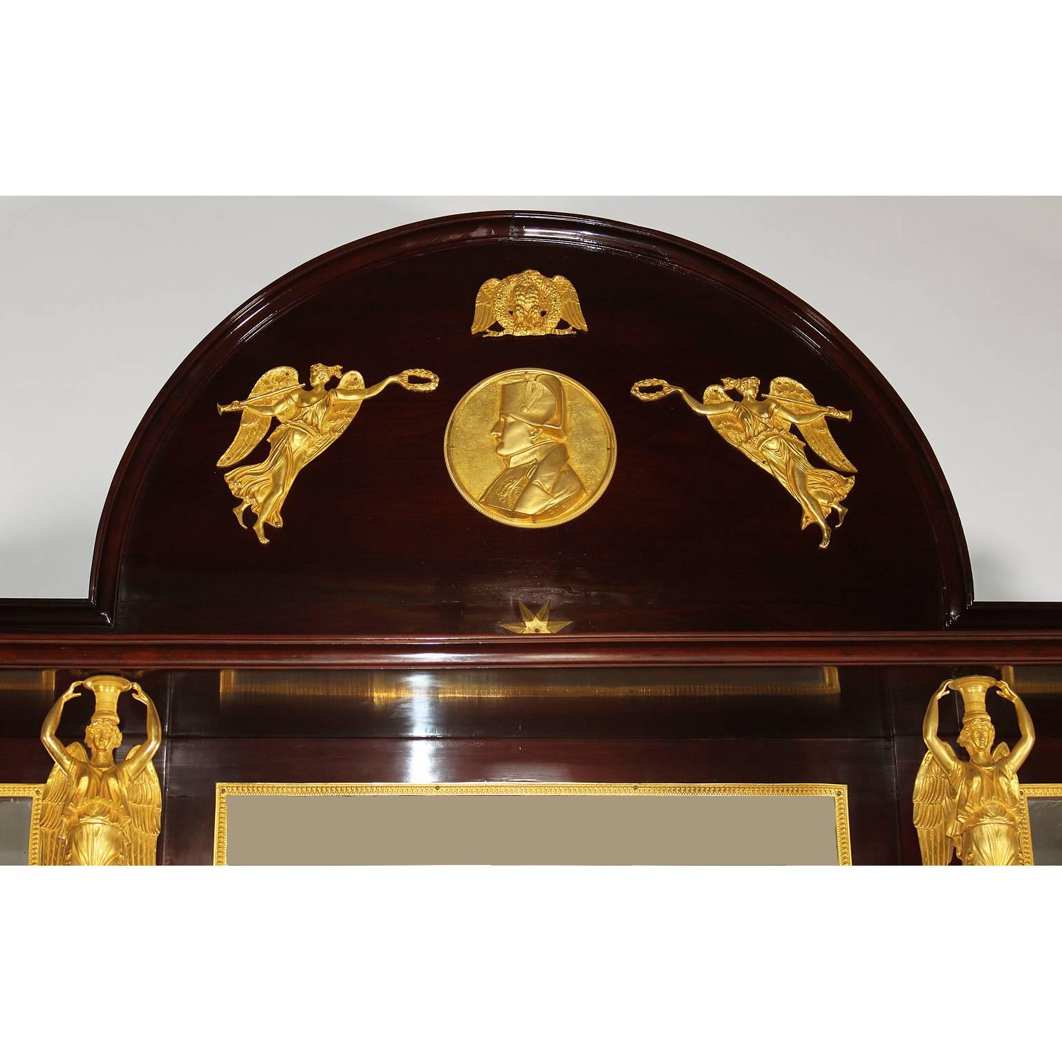 Anrichte aus vergoldeter und patinierter Bronze aus Mahagoni im Empire-Revival-Stil von Napoleon III. (Empire Revival) im Angebot