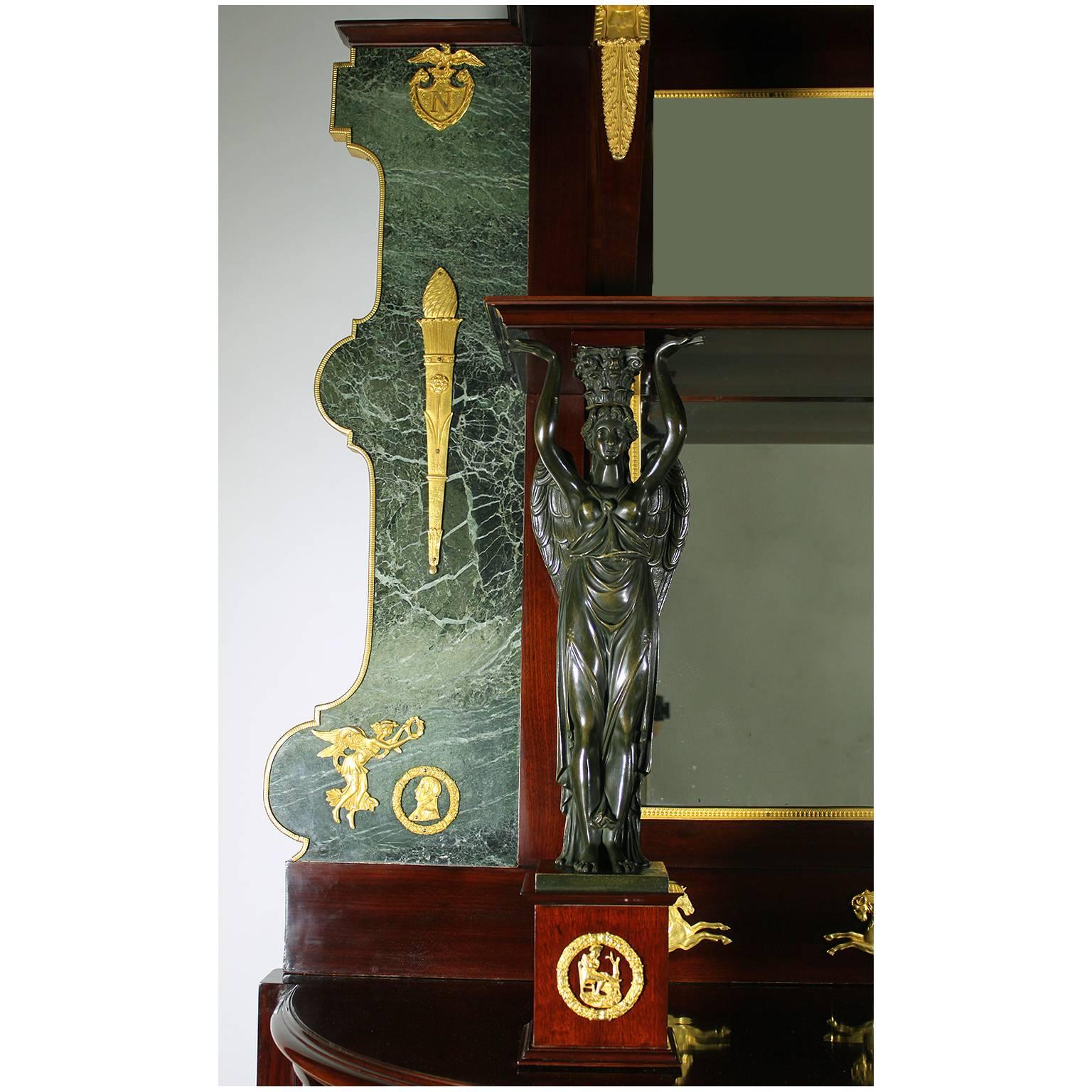 Anrichte aus vergoldeter und patinierter Bronze aus Mahagoni im Empire-Revival-Stil von Napoleon III. (Vergoldet) im Angebot