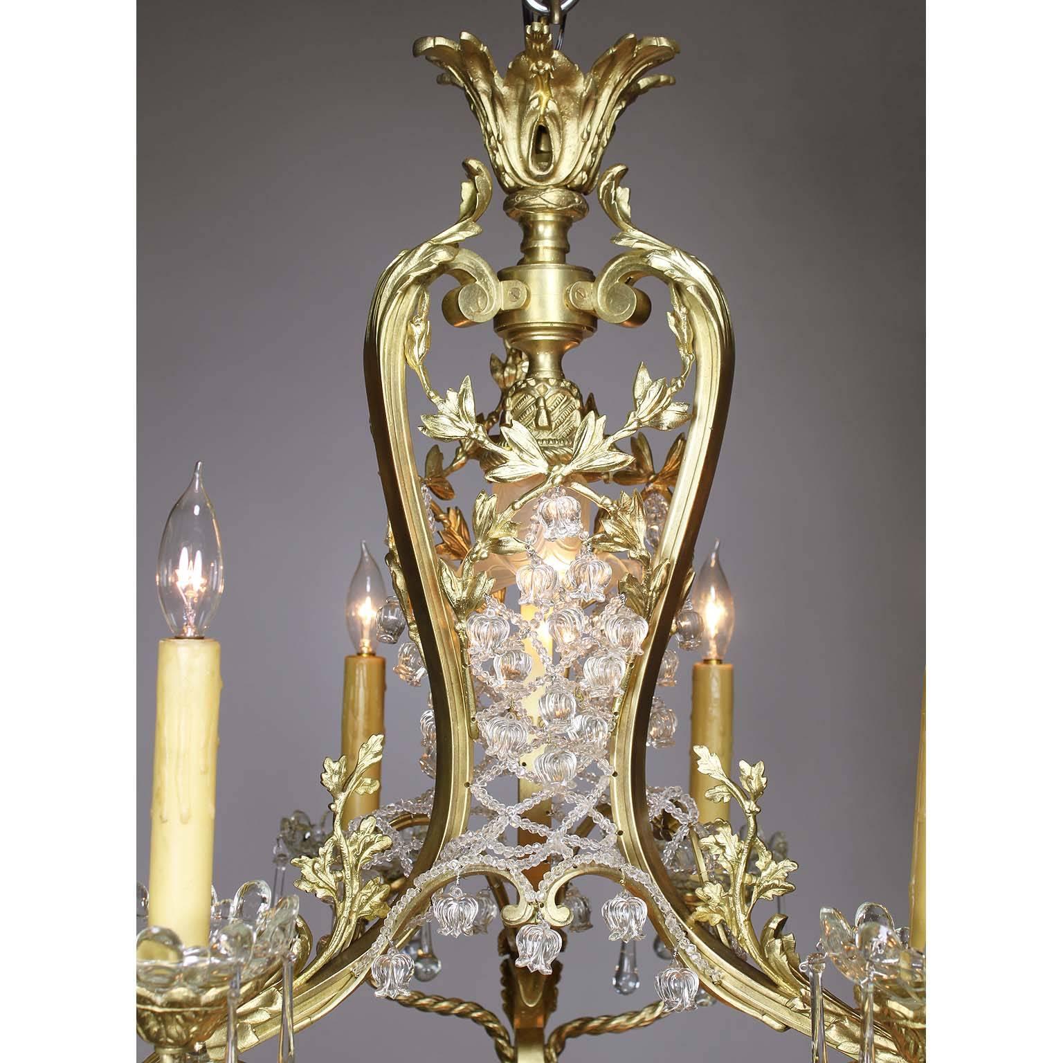 Französischer Belle-Époque-Kronleuchter aus vergoldeter Bronze und geschliffenem Glas mit sechs Armen und figuralem Korb (20. Jahrhundert) im Angebot