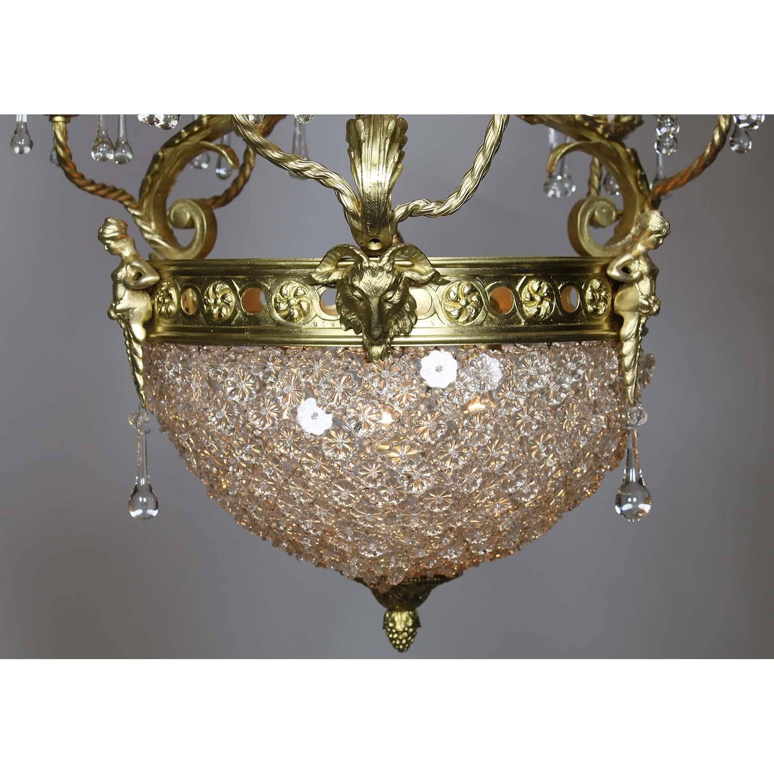 Französischer Belle-Époque-Kronleuchter aus vergoldeter Bronze und geschliffenem Glas mit sechs Armen und figuralem Korb (Belle Époque) im Angebot