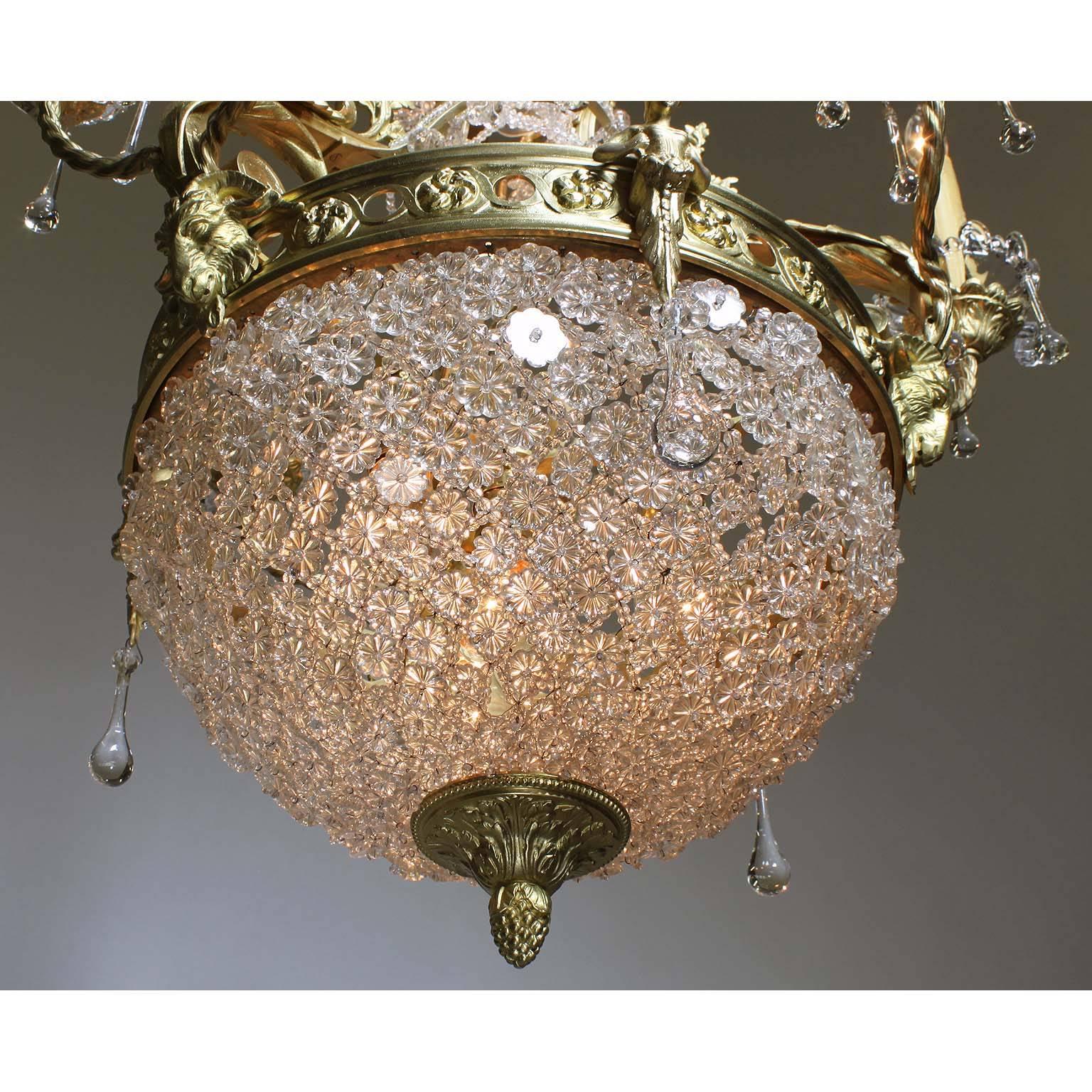 Französischer Belle-Époque-Kronleuchter aus vergoldeter Bronze und geschliffenem Glas mit sechs Armen und figuralem Korb im Angebot 1