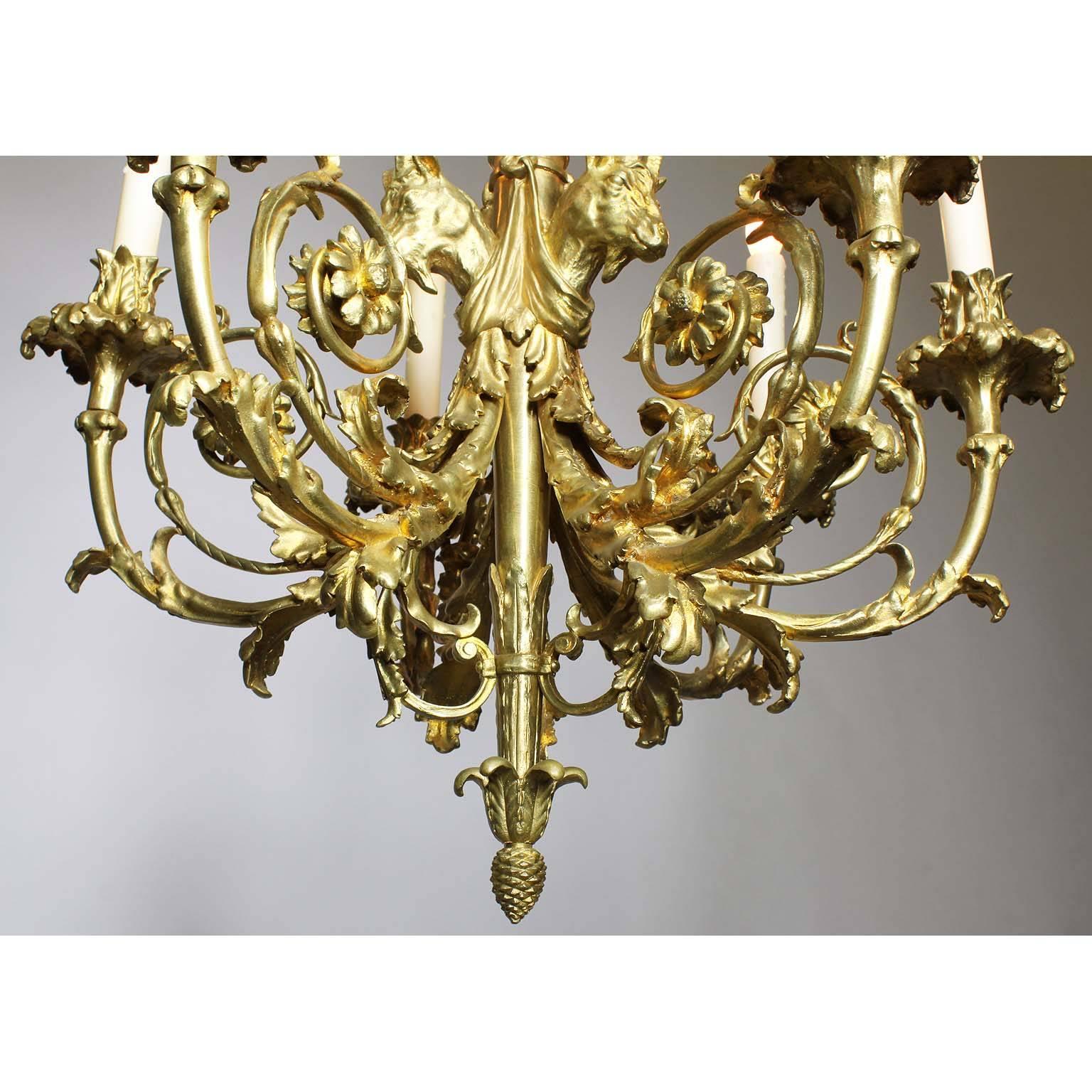 Französischer Kronleuchter aus vergoldeter Bronze im Louis-XV-Stil des 19. Jahrhunderts nach Pierre Gouthiere im Zustand „Gut“ im Angebot in Los Angeles, CA