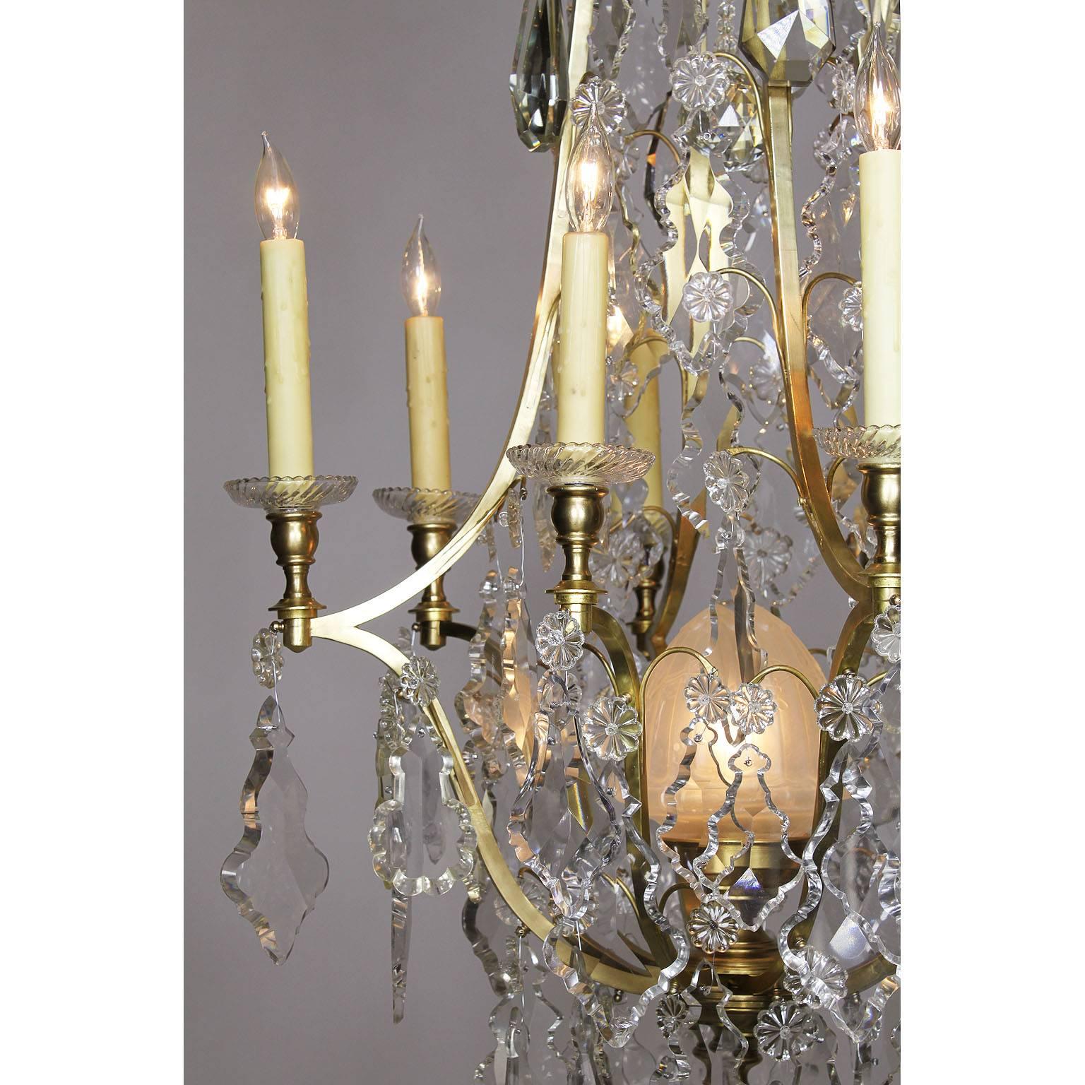 Français Lustre à neuf lumières de style Louis XV français en bronze doré et verre taillé « cristal » en vente