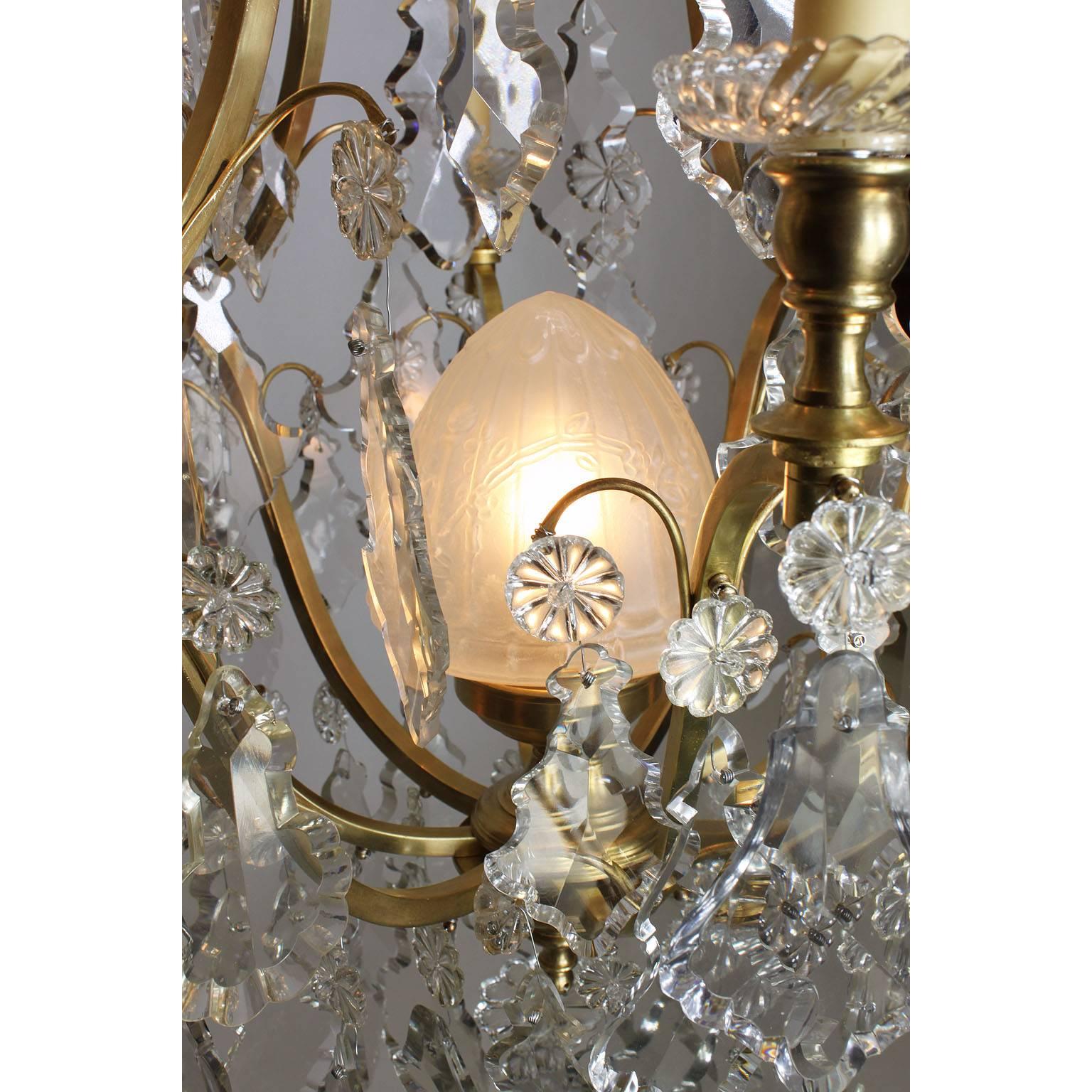 Doré Lustre à neuf lumières de style Louis XV français en bronze doré et verre taillé « cristal » en vente