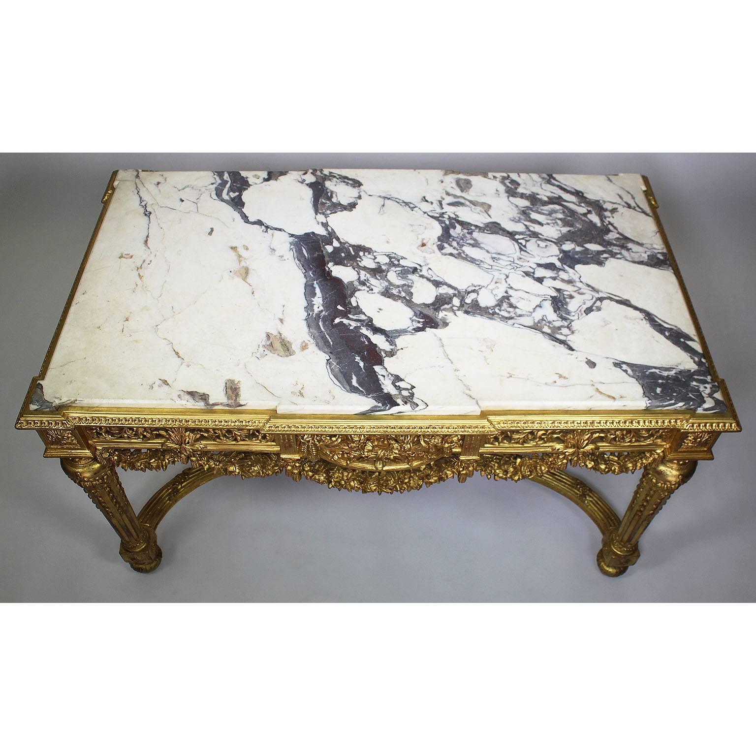 Feiner französischer Louis-XVI-Tisch im Stil des 19. und 20. Jahrhunderts aus geschnitztem Giltwood in der Mitte im Angebot 1