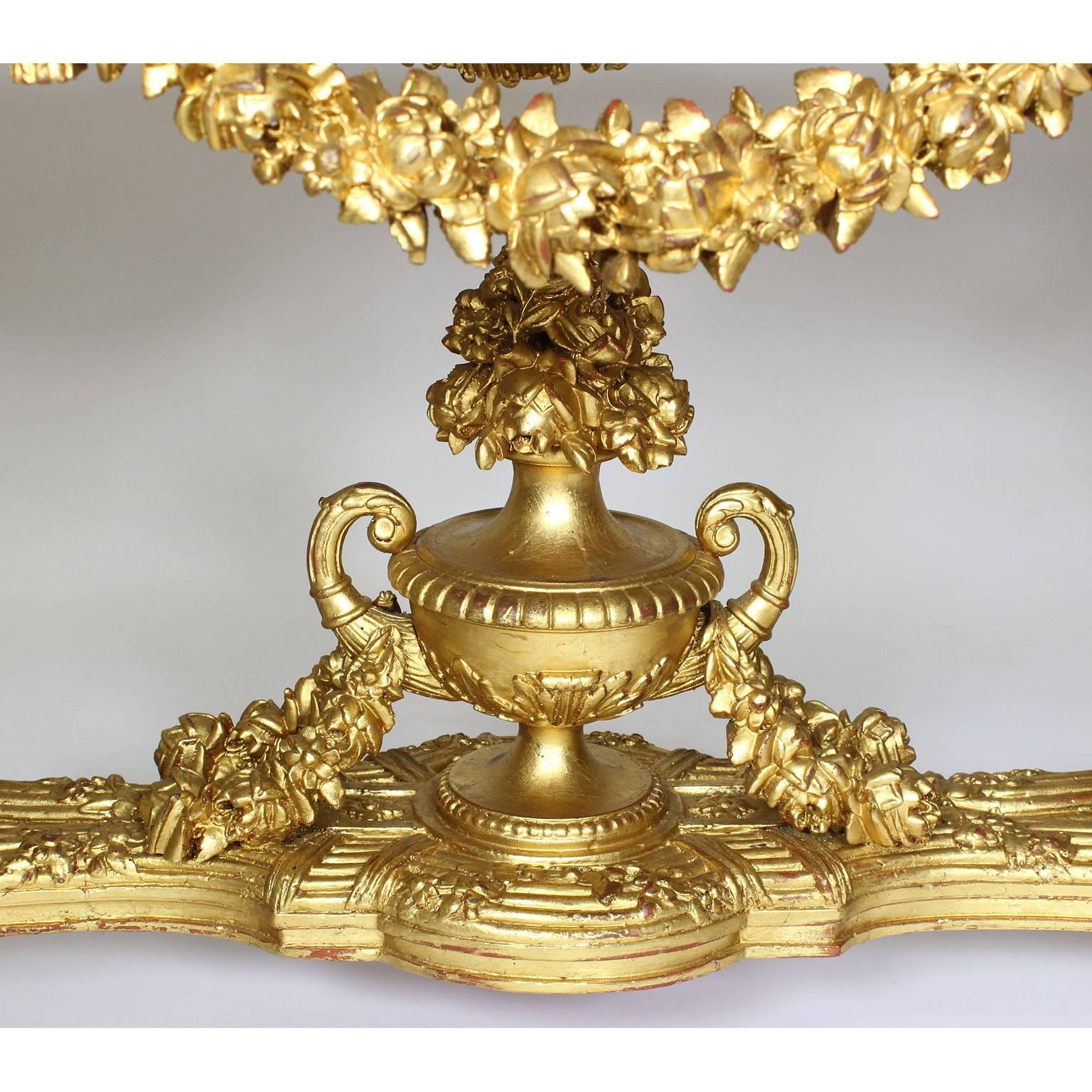 Feiner französischer Louis-XVI-Tisch im Stil des 19. und 20. Jahrhunderts aus geschnitztem Giltwood in der Mitte (Handgeschnitzt) im Angebot