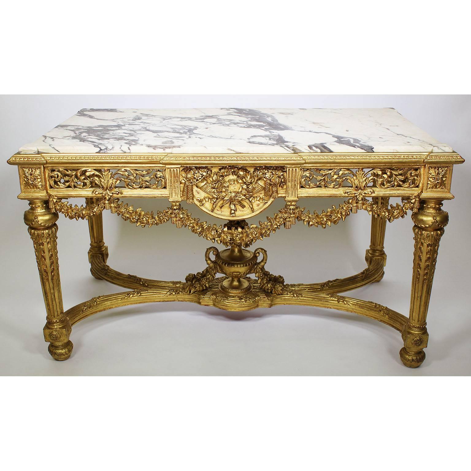 Feiner französischer Louis-XVI-Tisch im Stil des 19. und 20. Jahrhunderts aus geschnitztem Giltwood in der Mitte (Louis XVI.) im Angebot
