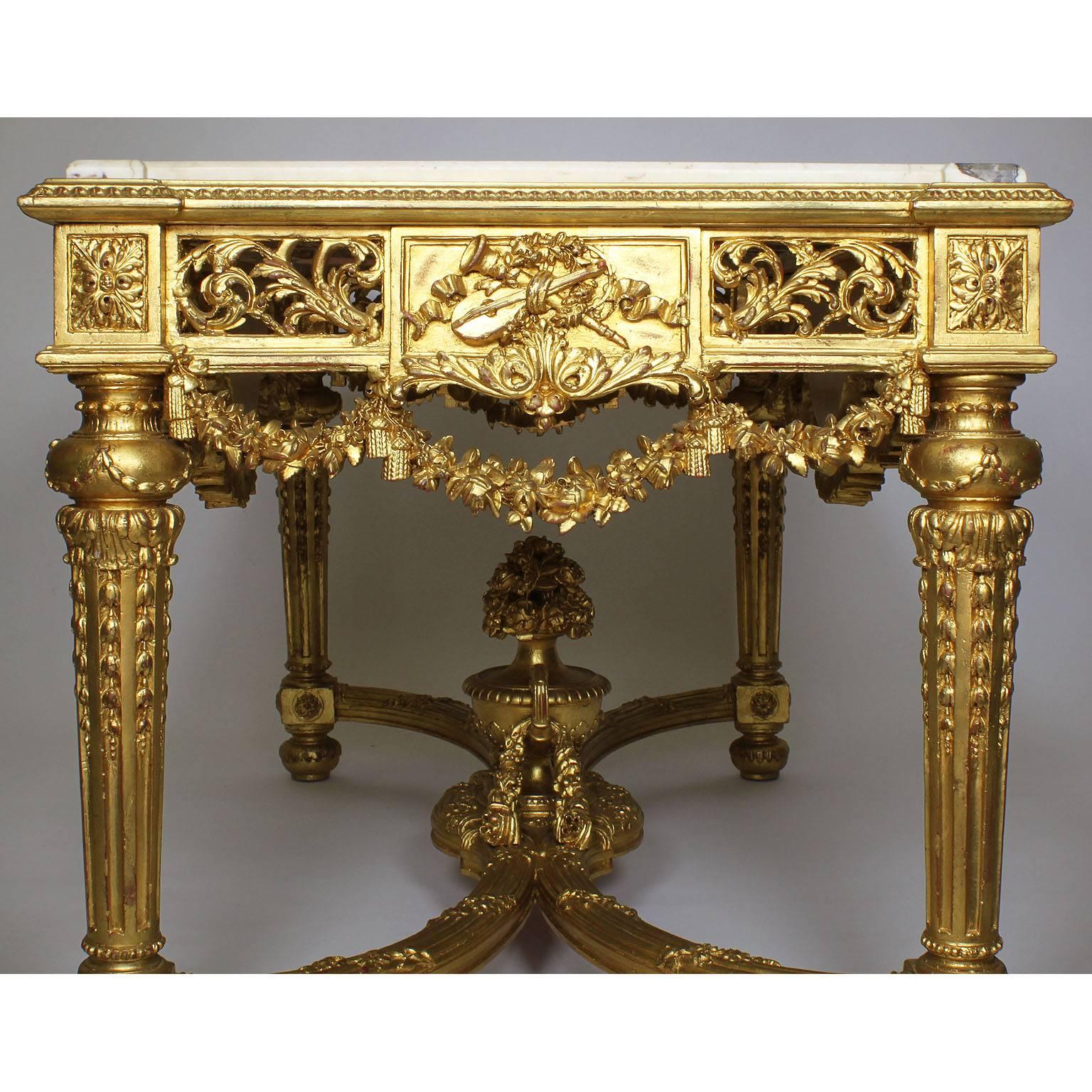 Feiner französischer Louis-XVI-Tisch im Stil des 19. und 20. Jahrhunderts aus geschnitztem Giltwood in der Mitte (Marmor) im Angebot