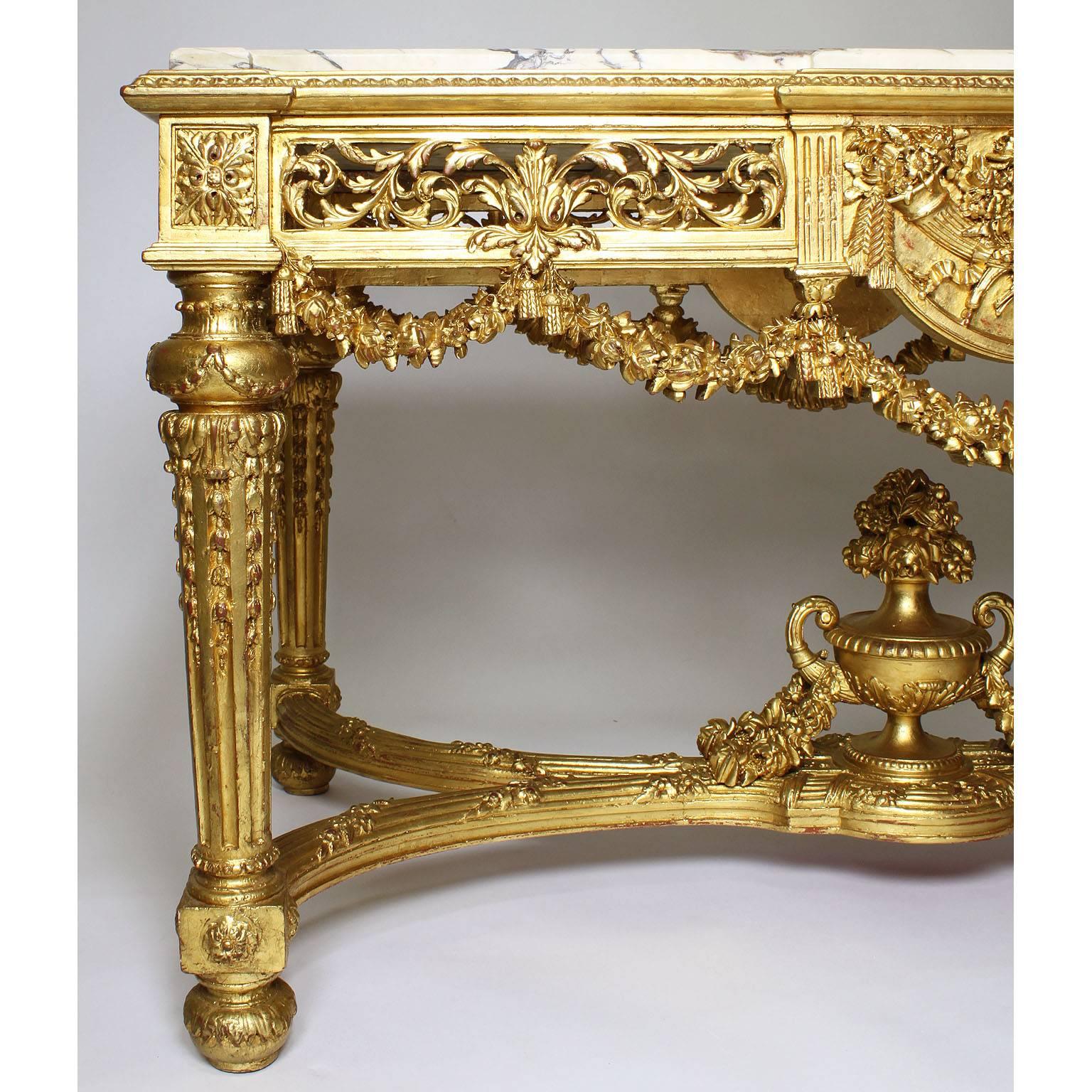 Feiner französischer Louis-XVI-Tisch im Stil des 19. und 20. Jahrhunderts aus geschnitztem Giltwood in der Mitte im Zustand „Gut“ im Angebot in Los Angeles, CA