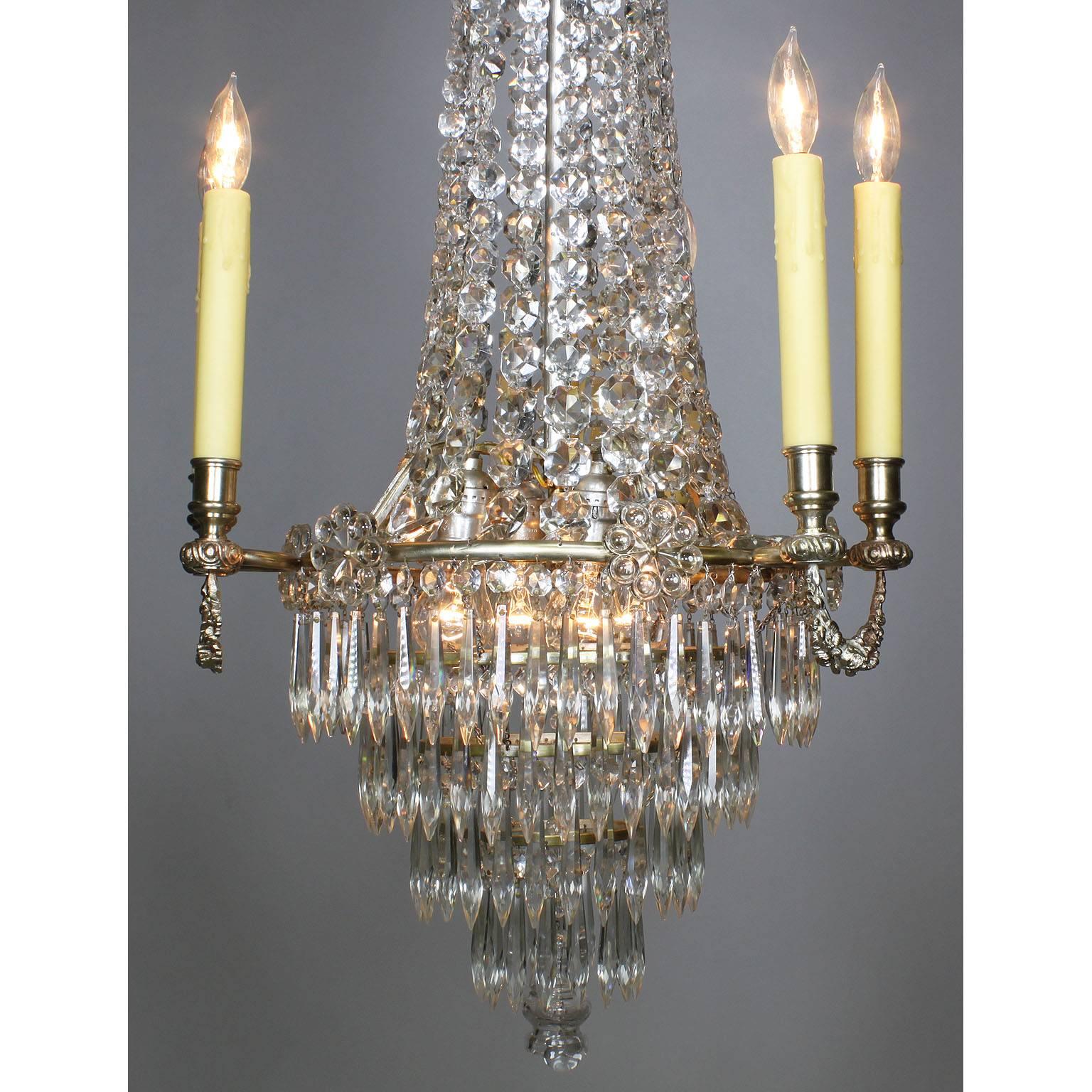 Français Lustre en bronze argenté et verre taillé de style Louis XVI du 19e au 20e siècle. en vente