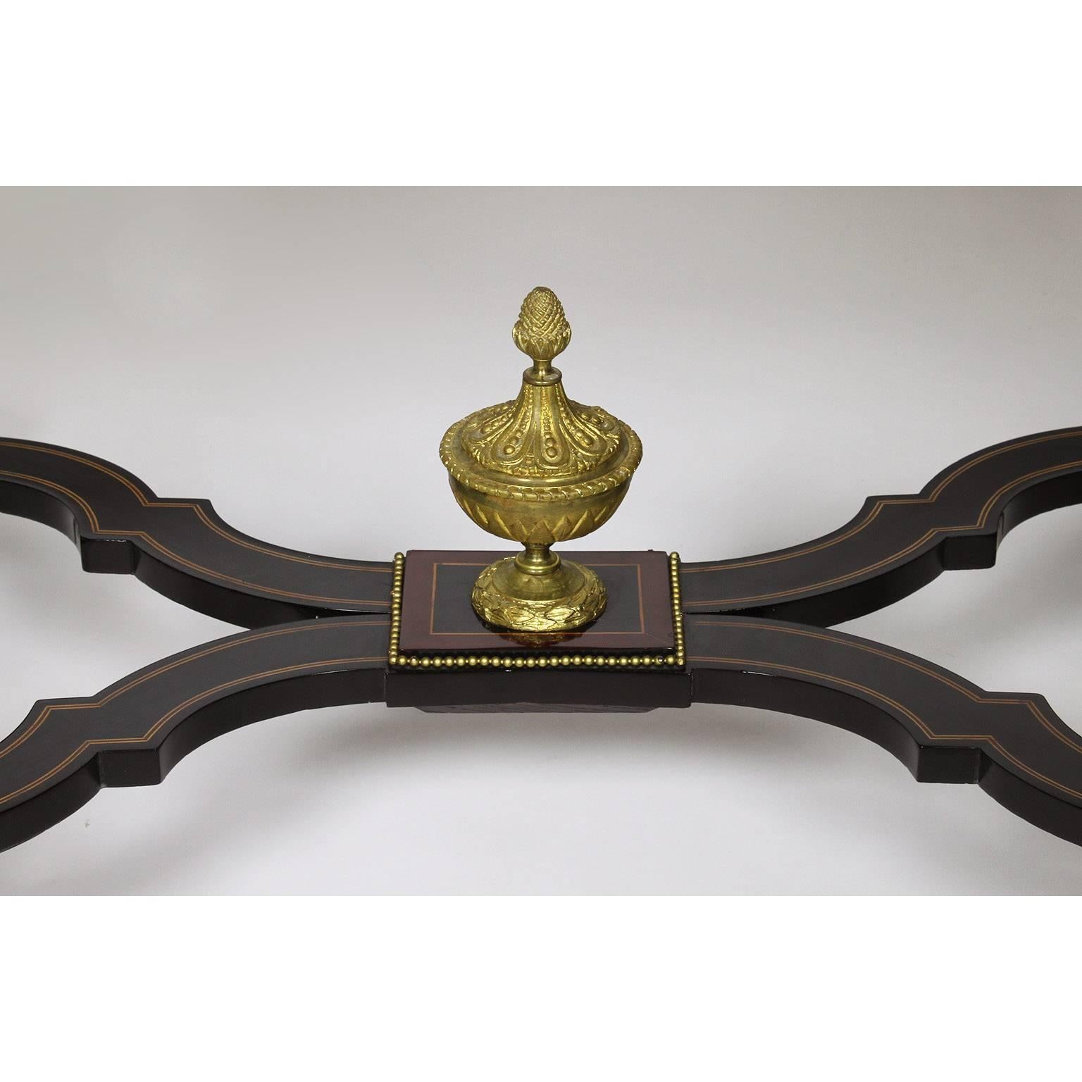 Französischer Schreibtisch im Louis-XVI.-Stil des 19. Jahrhunderts mit vergoldeter Bronze im Angebot 3