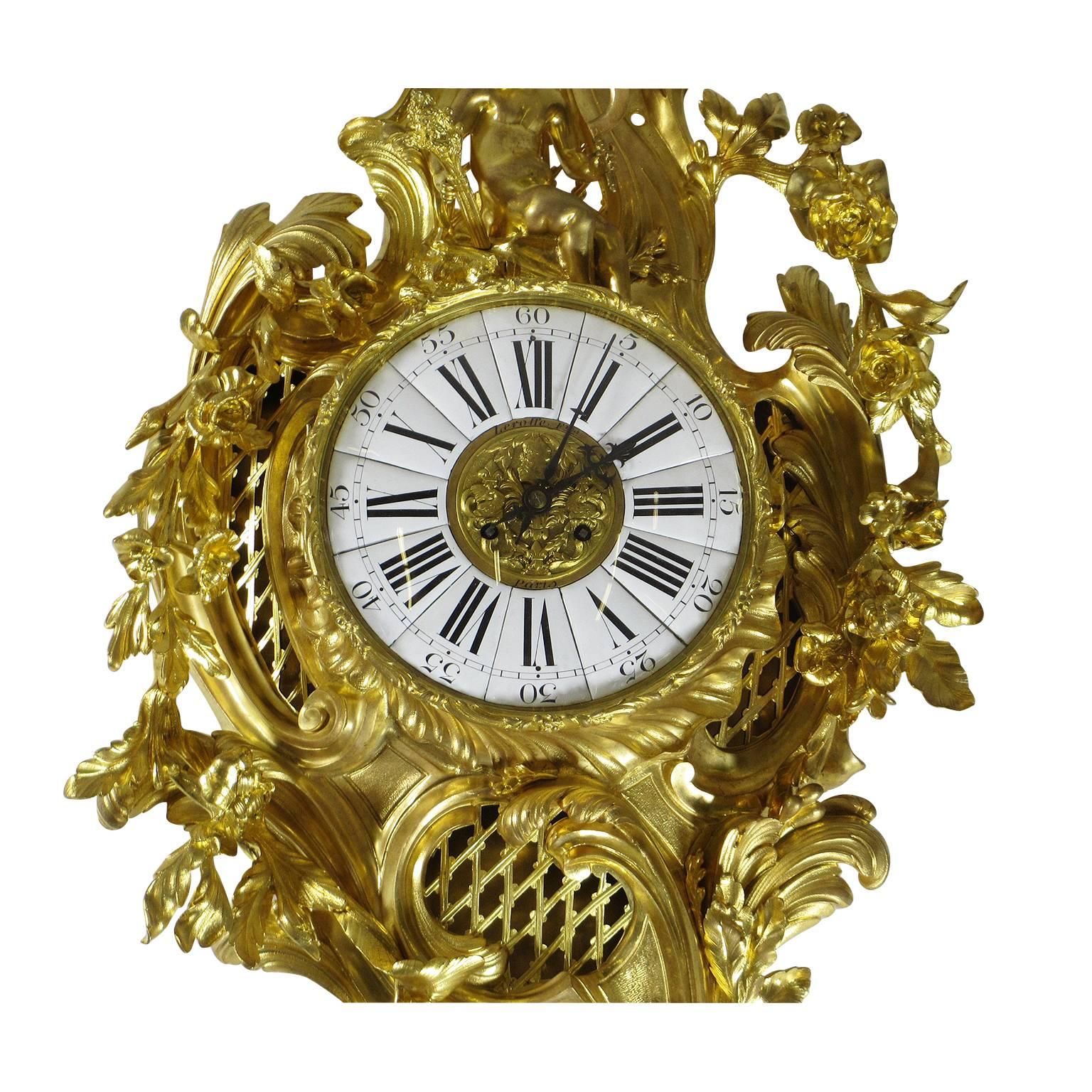 Français Belle horloge de cartel en bronze doré de style Louis XV du XIXe siècle Lerolle Frères en vente