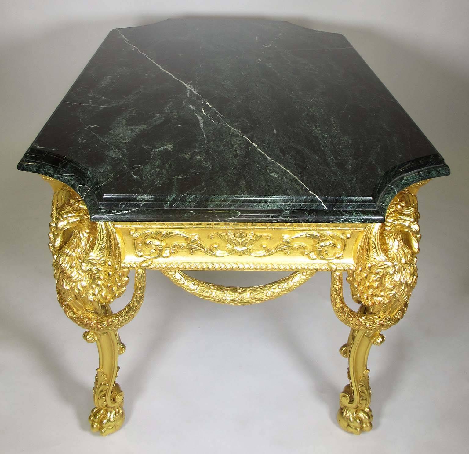 Marbre Table centrale de style Empire du 19ème siècle en bois doré sculpté avec aigles en vente