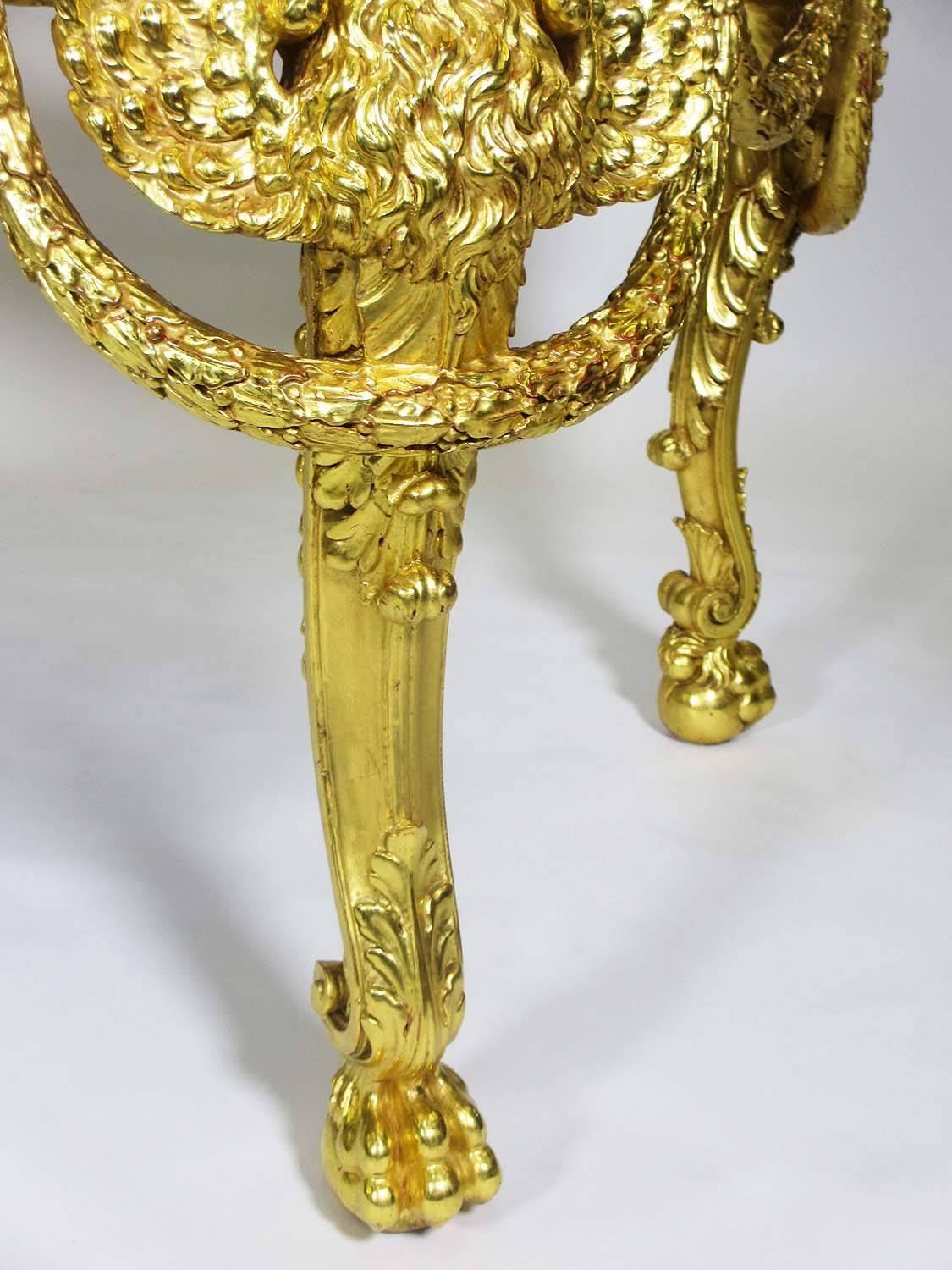 Français Table centrale de style Empire du 19ème siècle en bois doré sculpté avec aigles en vente