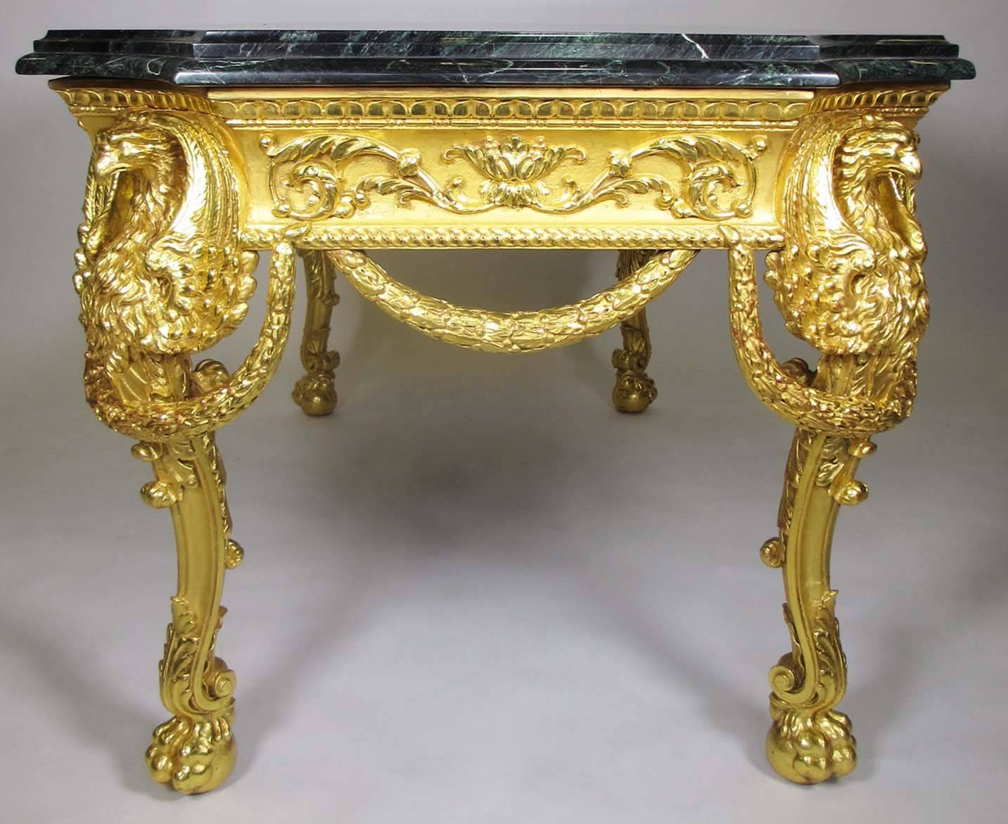 Table centrale de style Empire du 19ème siècle en bois doré sculpté avec aigles en vente 1