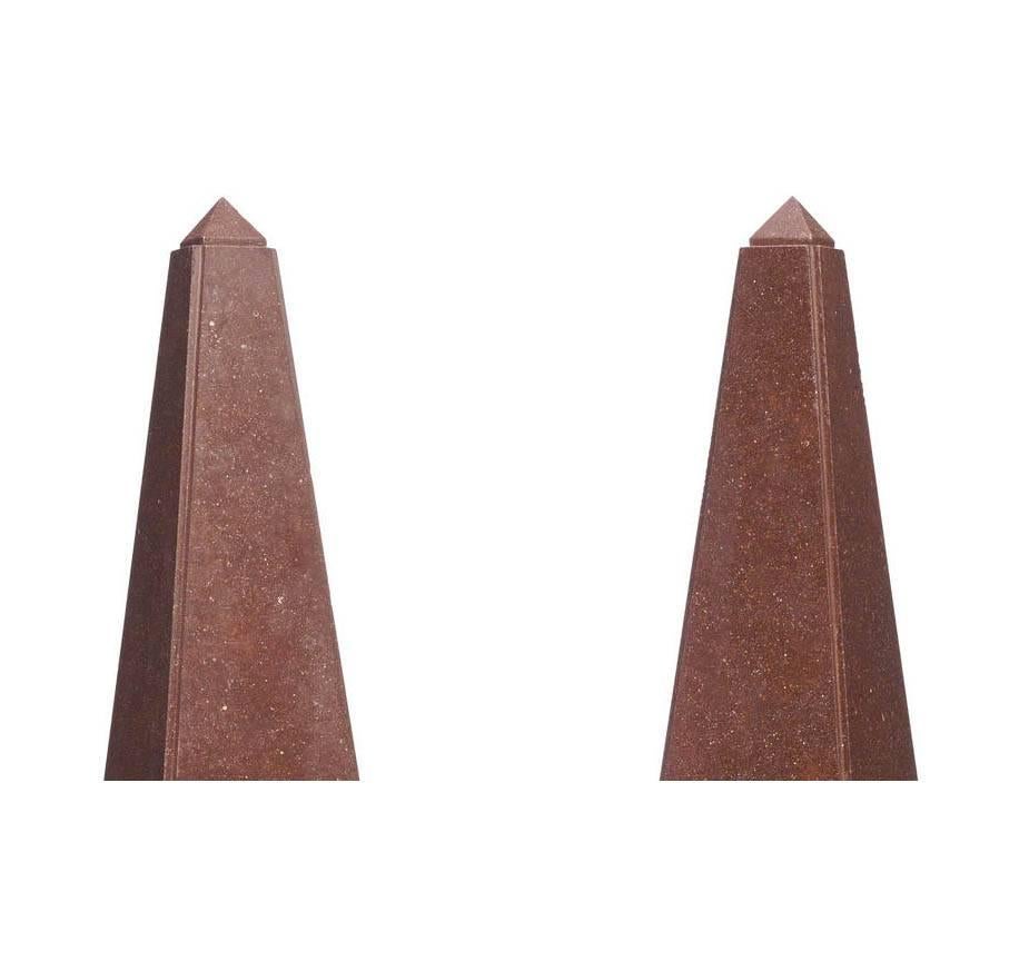 Paar französische Empire-Obelisken aus rotem Porphyr des 19. und 20. Jahrhunderts, Granit und Goldbronze (Frühes 20. Jahrhundert) im Angebot