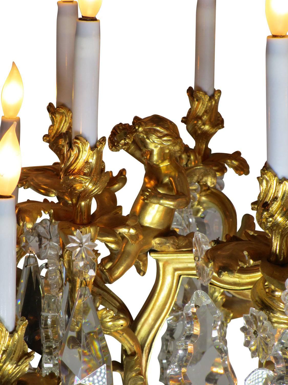 Französischer Kronleuchter im Louis-XV-Stil des 19. Jahrhunderts mit Cherub und Drachen aus Goldbronze und Kristall im Angebot 3