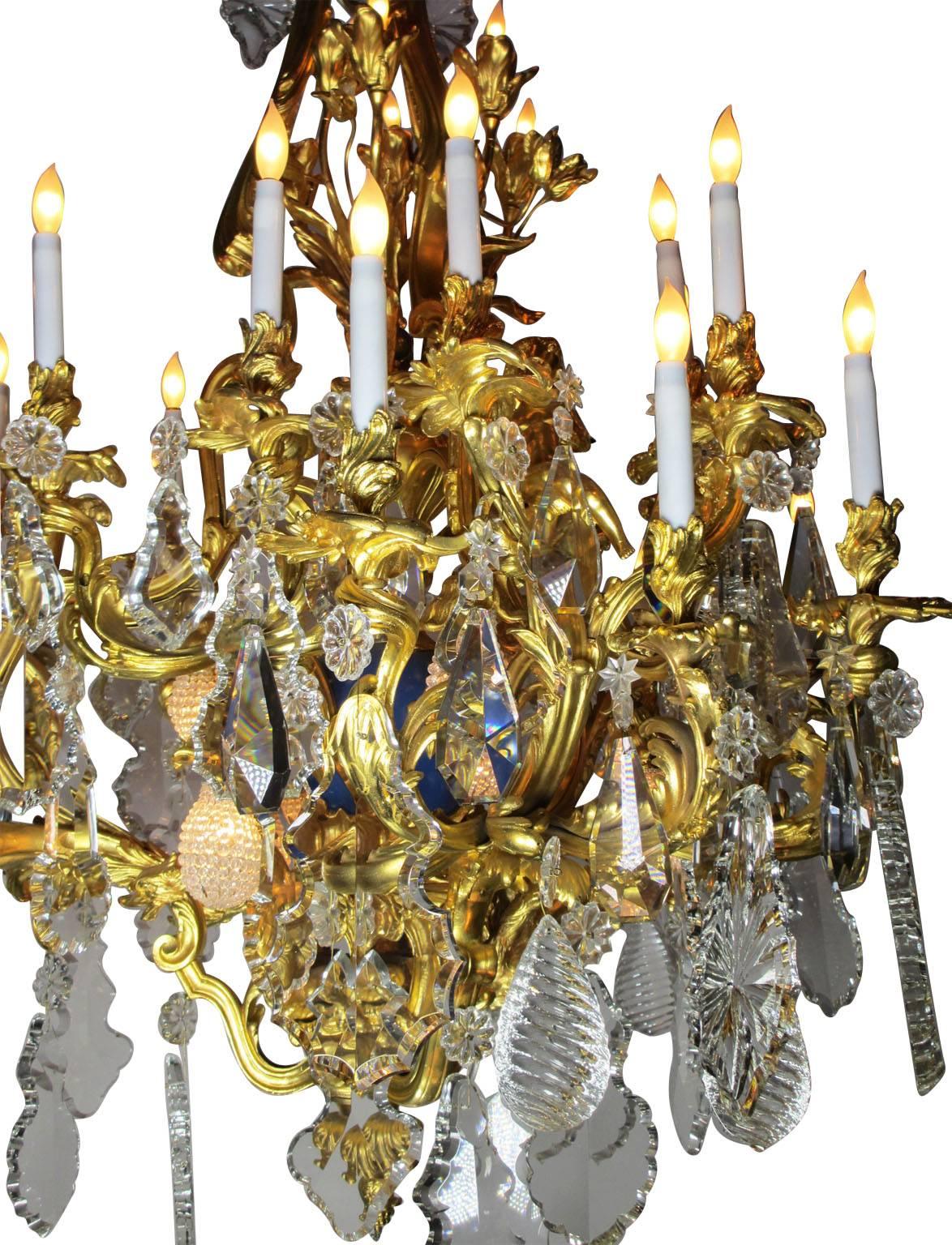 Lustre français du 19ème siècle de style Louis XV, chérubin et dragons, en ormolu et cristal en vente 3