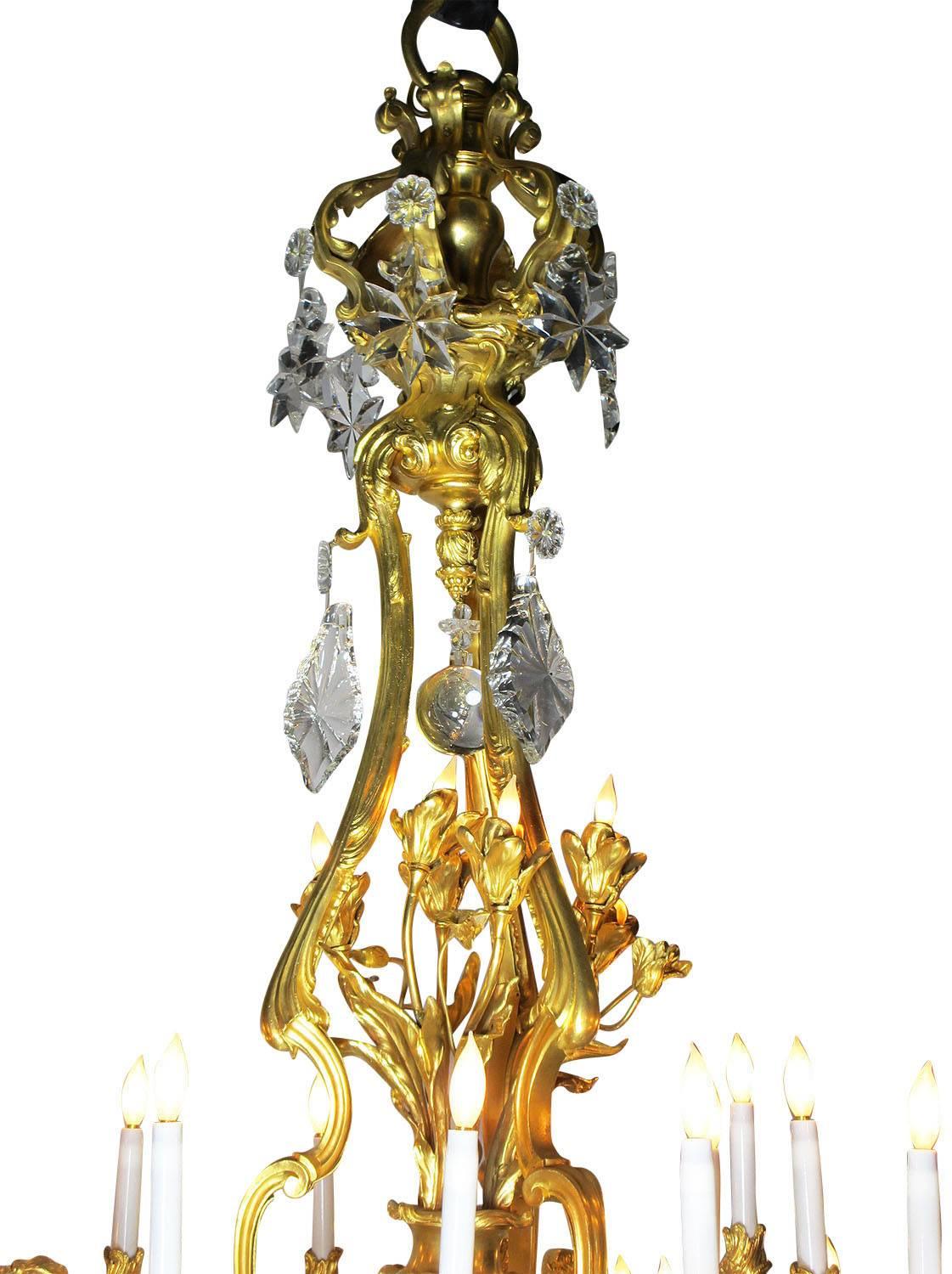 Ein sehr feiner und palastartiger französischer Kronleuchter mit dreiunddreißig Lichtern im Louis XV-Stil aus vergoldeter Bronze und Kristall, Baccarat zugeschrieben, nach einem Modell von Jacques Caffieri (Franzose, 1678-1755), mit einundzwanzig