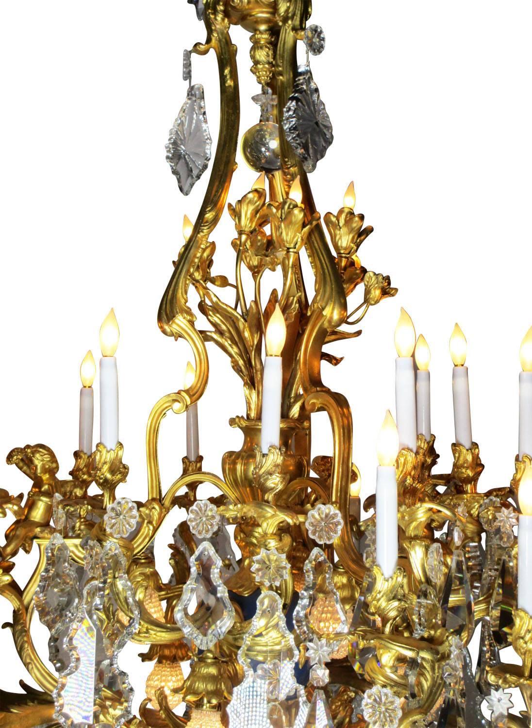 Französischer Kronleuchter im Louis-XV-Stil des 19. Jahrhunderts mit Cherub und Drachen aus Goldbronze und Kristall (Louis XV.) im Angebot