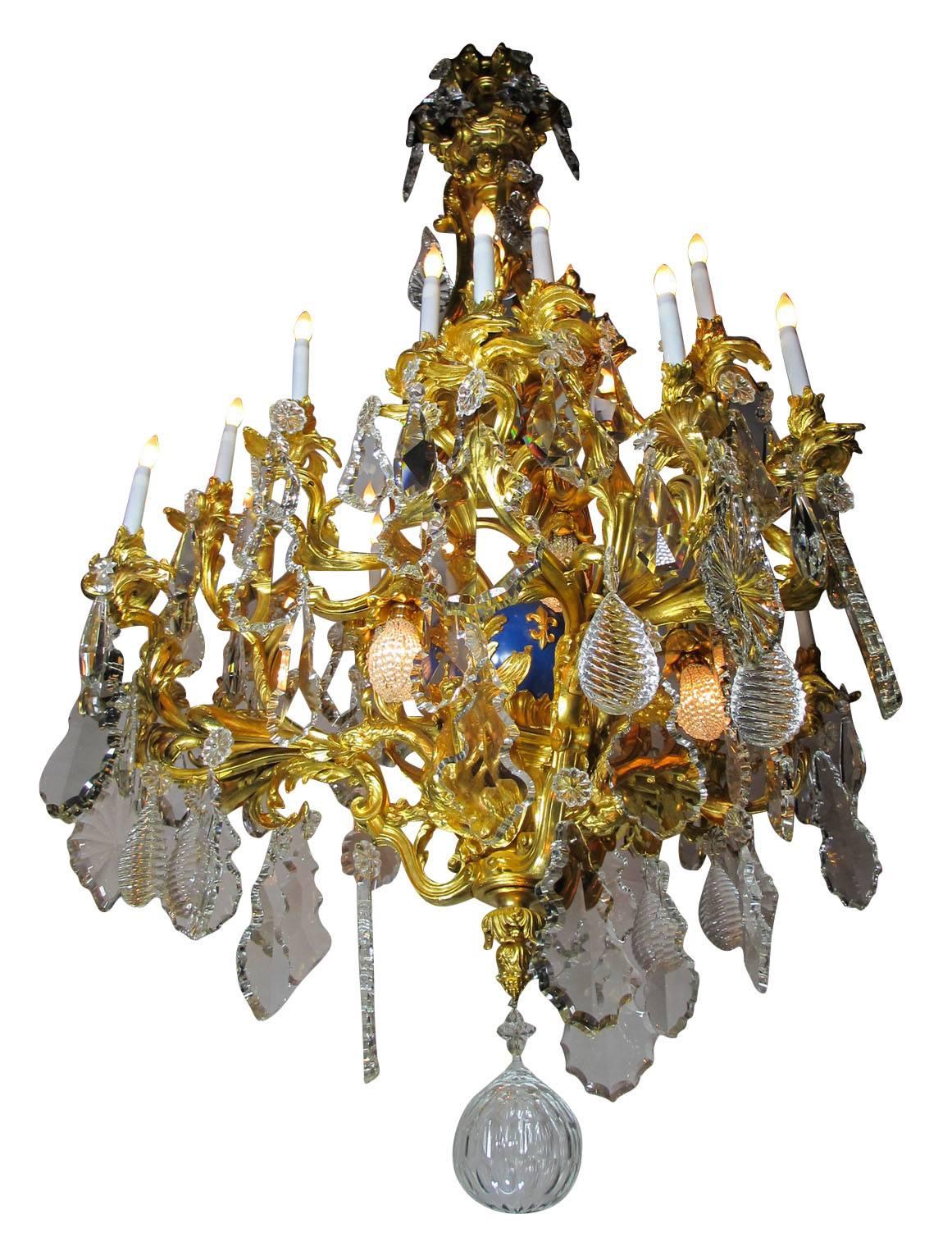 Französischer Kronleuchter im Louis-XV-Stil des 19. Jahrhunderts mit Cherub und Drachen aus Goldbronze und Kristall (Bronze) im Angebot
