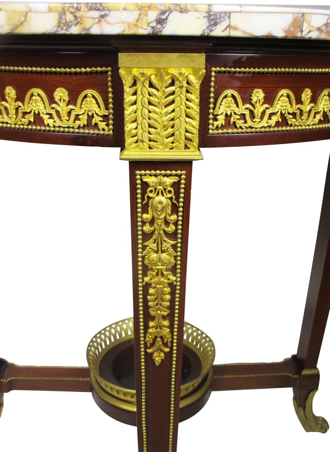 19. Jahrhundert Louis XV Stil Goldbronze montierter Gueridon-Beistelltisch „Pietra Dura“ (Louis XV.) im Angebot