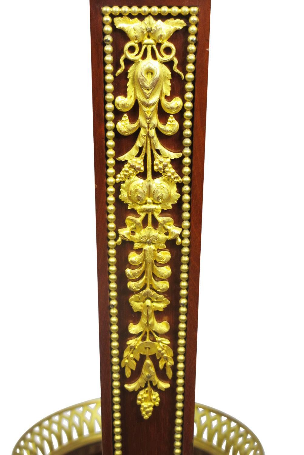 19. Jahrhundert Louis XV Stil Goldbronze montierter Gueridon-Beistelltisch „Pietra Dura“ (Geschnitzt) im Angebot