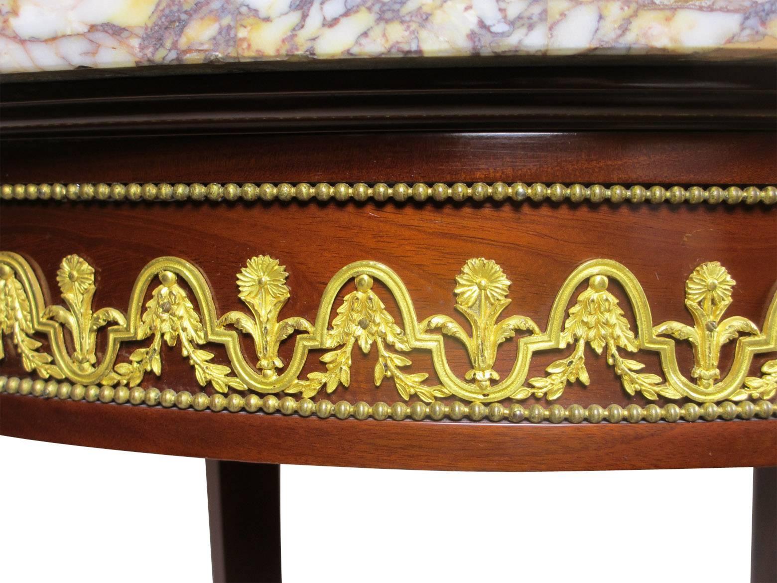 19. Jahrhundert Louis XV Stil Goldbronze montierter Gueridon-Beistelltisch „Pietra Dura“ (Französisch) im Angebot
