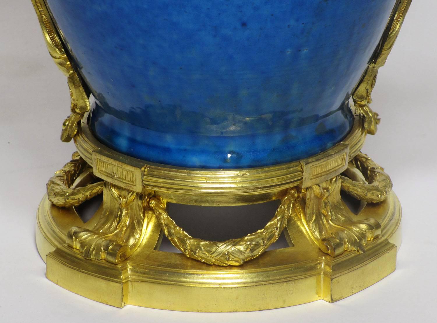 Dorato Coppia di vasi in porcellana francese/cinese del XIX secolo in stile Luigi XVI con montatura in ormù in vendita