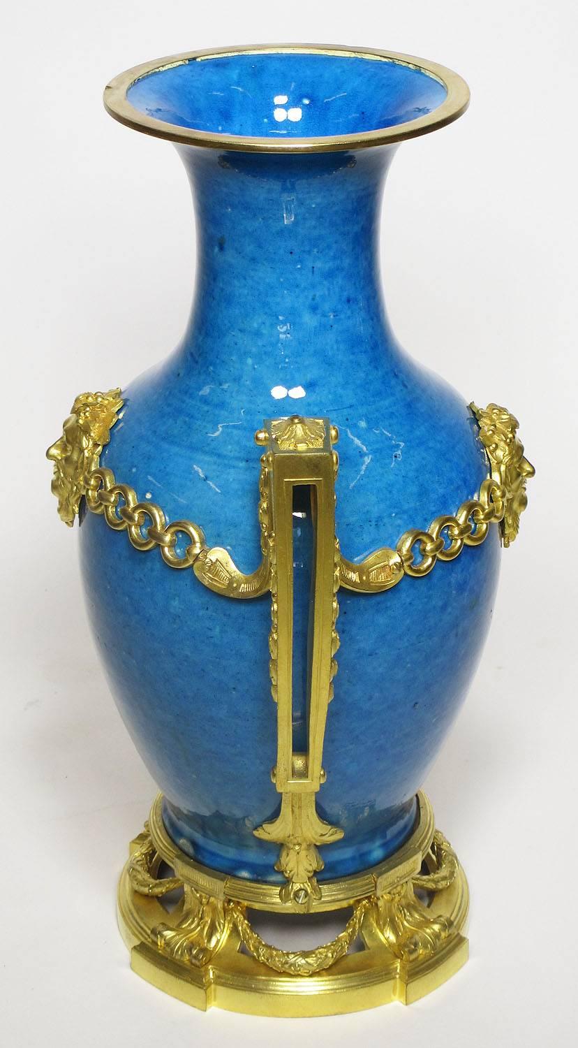 Paire de vases en porcelaine de style Louis XVI du 19ème siècle français/chinois montés en bronze doré Bon état - En vente à Los Angeles, CA