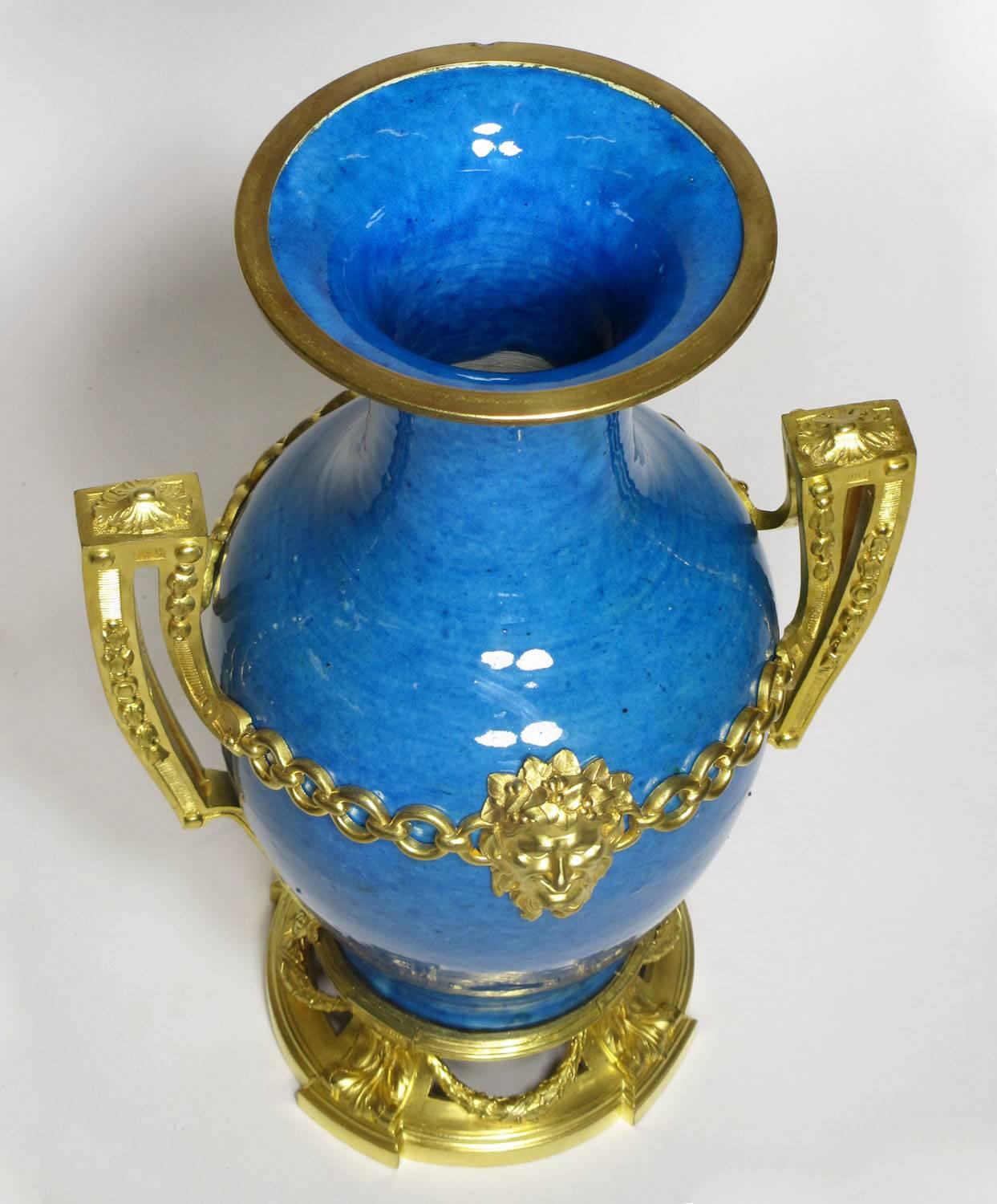 Bronze Paire de vases en porcelaine de style Louis XVI du 19ème siècle français/chinois montés en bronze doré en vente