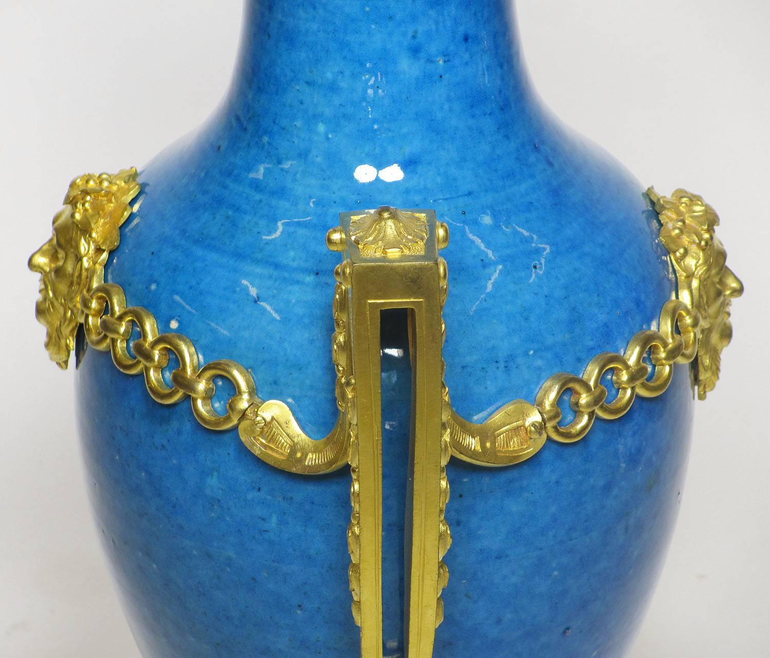 Paire de vases en porcelaine de style Louis XVI du 19ème siècle français/chinois montés en bronze doré en vente 1