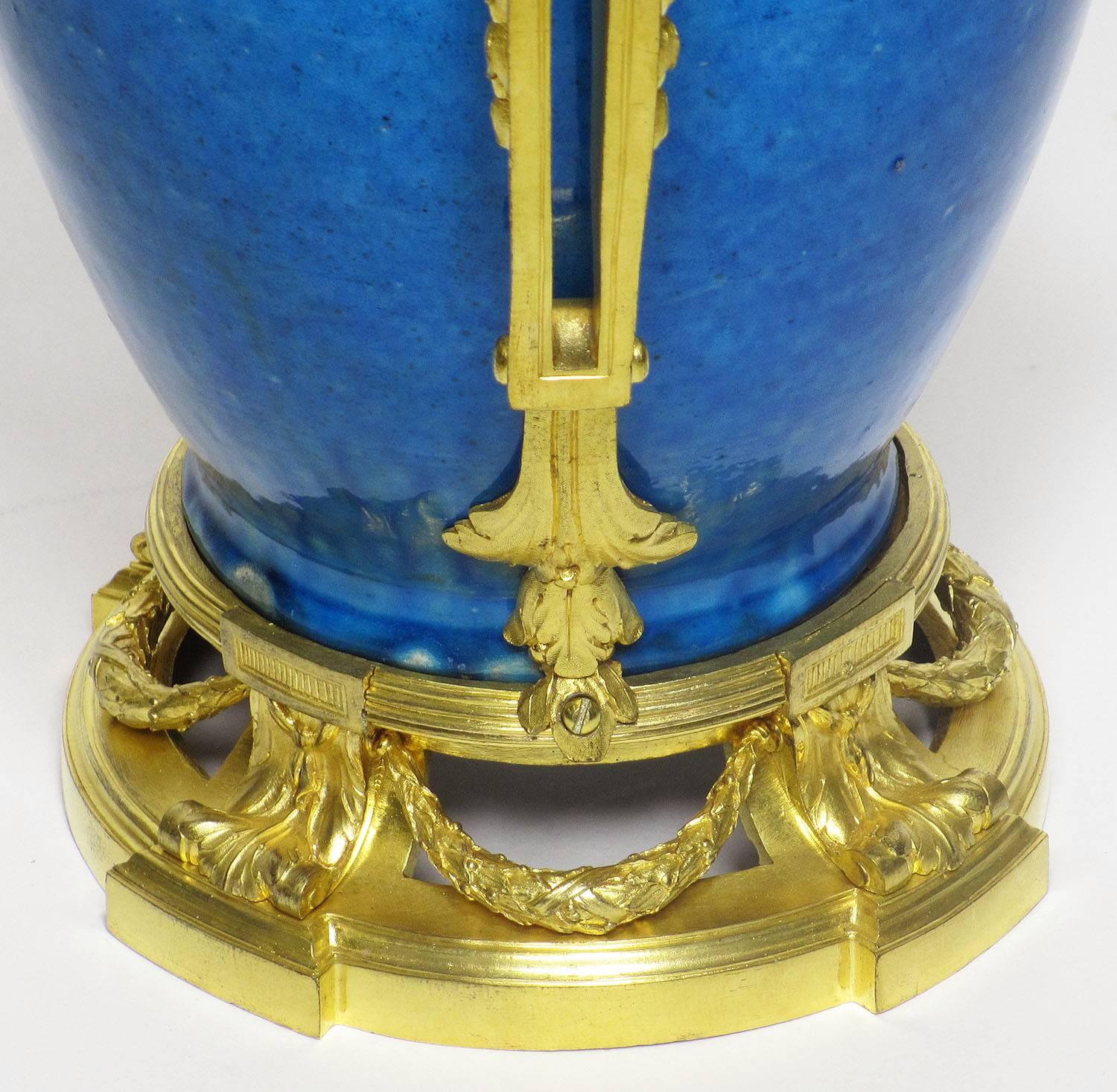 Paire de vases en porcelaine de style Louis XVI du 19ème siècle français/chinois montés en bronze doré en vente 2
