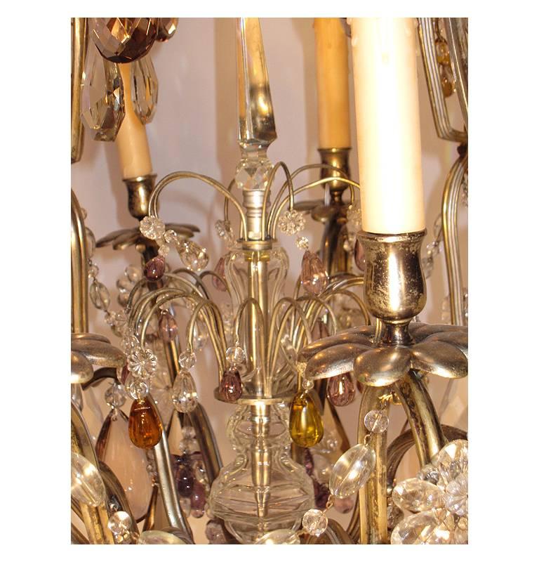 Raffinato lampadario a otto luci in bronzo argentato e cristalli colorati in stile French Belle Epoque del XIX-XX secolo, con grappoli d'uva di ametista e pendenti in vetro modellato con foglie e fiori di frutta, probabilmente e nello stile di