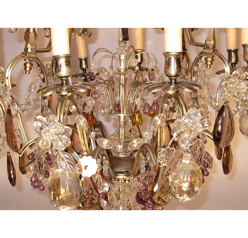 Lampadario a 8 luci con cristalli colorati e argentati del XIX-XX secolo in stile Luigi XV In condizioni buone in vendita a Los Angeles, CA