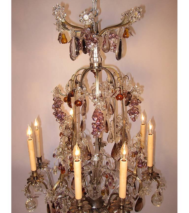 Début du 20ème siècle Lustre à 8 lumières en argent et cristaux de couleur, style Louis XV, 19e-20e siècle en vente