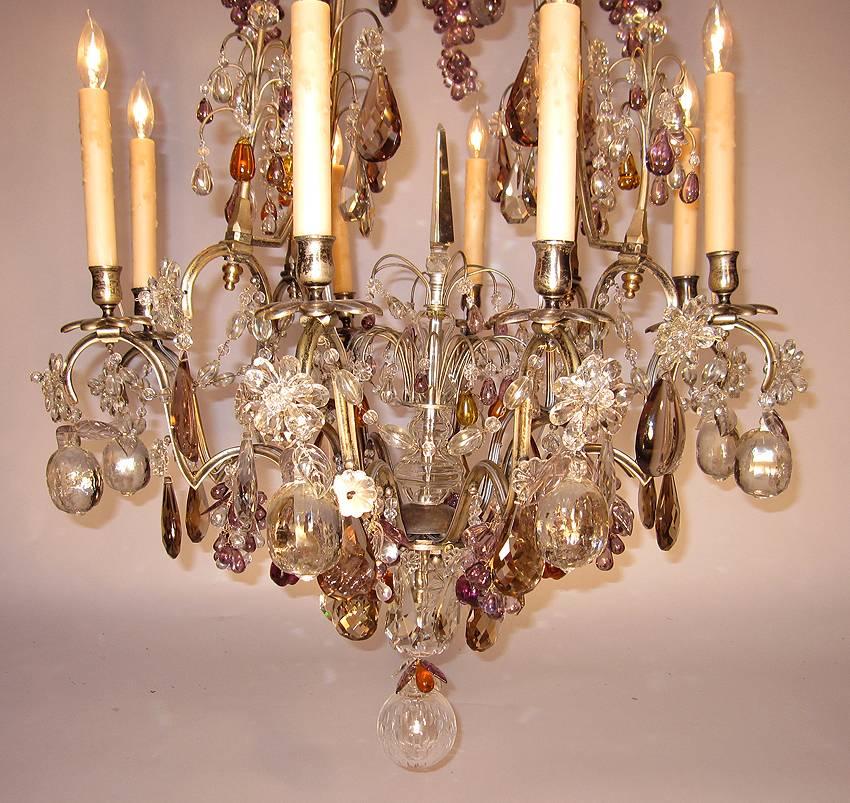 Vetro intagliato Lampadario a 8 luci con cristalli colorati e argentati del XIX-XX secolo in stile Luigi XV in vendita