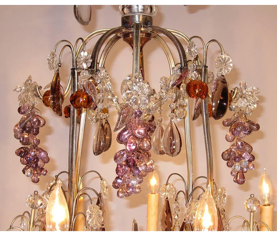 Lampadario a 8 luci con cristalli colorati e argentati del XIX-XX secolo in stile Luigi XV in vendita 2