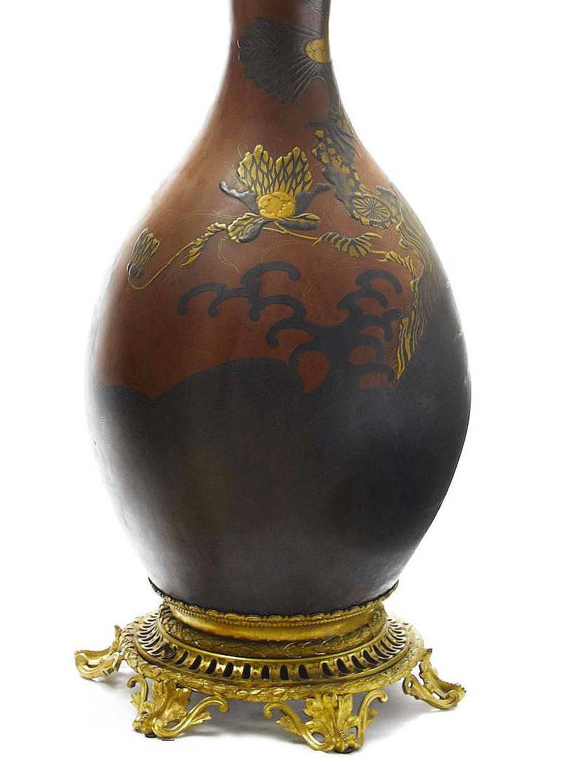 Ein feines Paar japanischer Porzellan- und französischer vergoldeter Bronzeleuchten des 19. Jahrhunderts mit dreizehn Lichtern aus Seladon. Elektrisch verkabelt, ca. 1880-1890.

Gesamthöhe: 163 cm (64 1/4 Zoll).
  
  
 